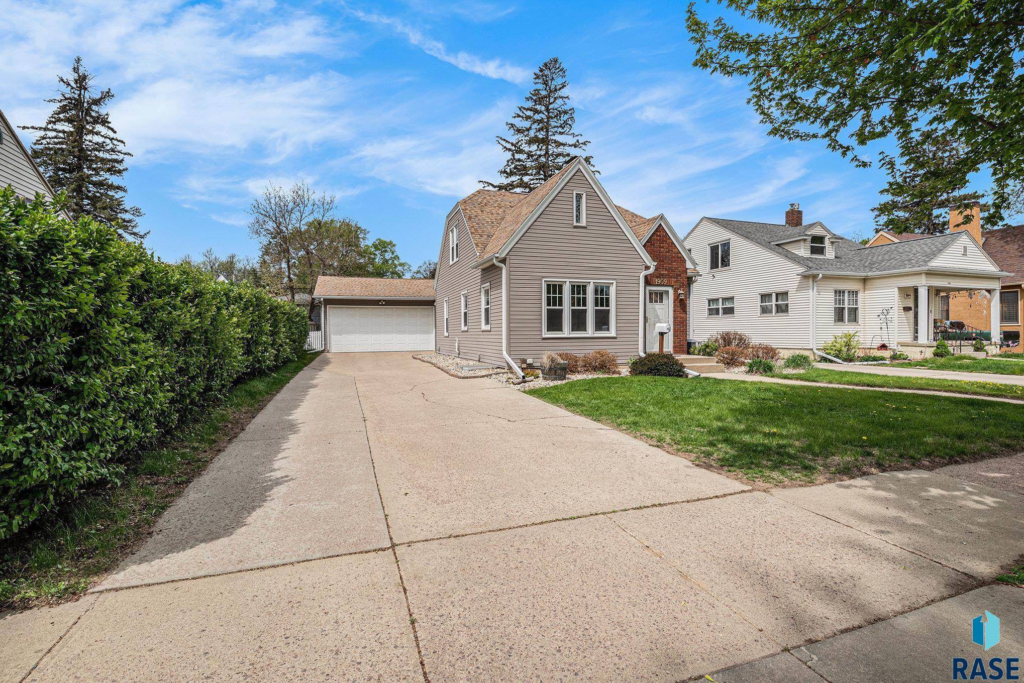 Sioux Falls, SD 57105,1909 S Phillips Ave