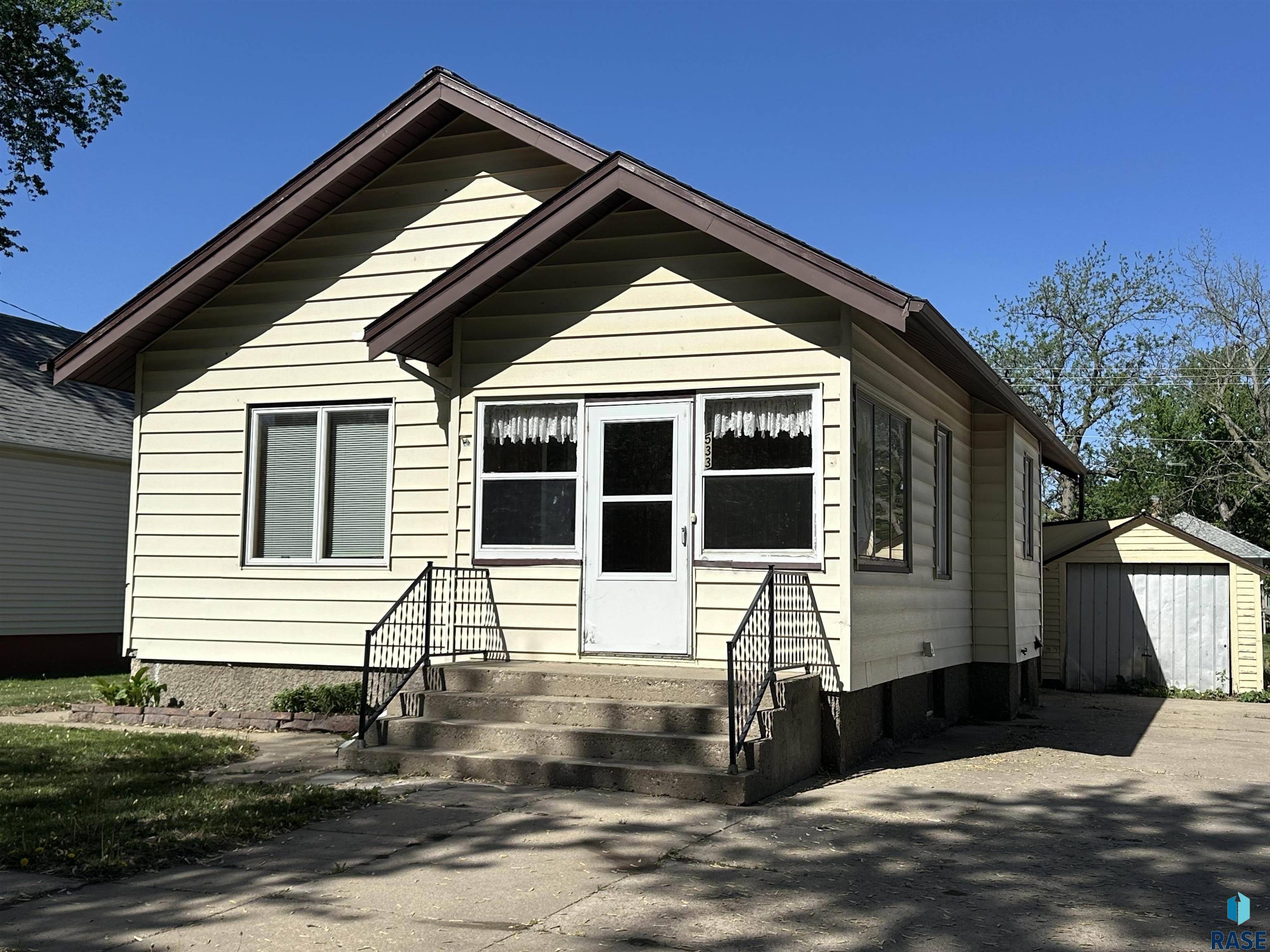 Freeman, SD 57029,533 S Poplar St