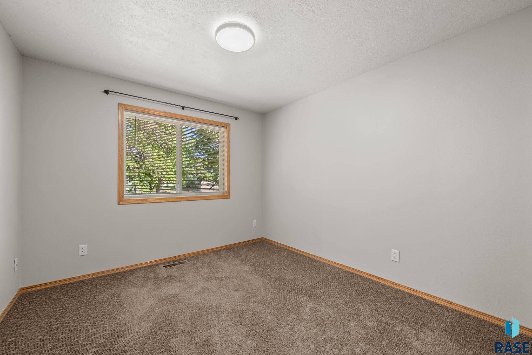 Sioux Falls, SD 57106,7408 W 66th St
