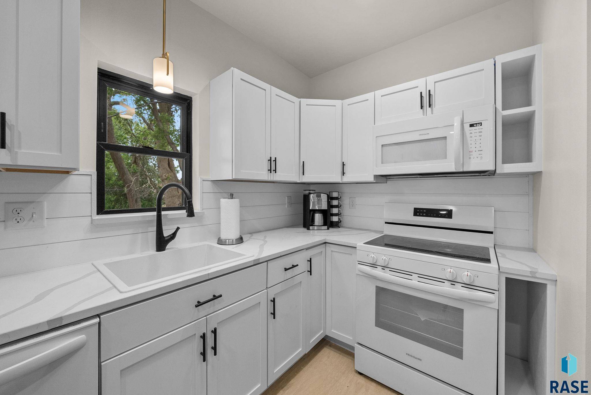 Sioux Falls, SD 57105,1709 S Duluth Ave