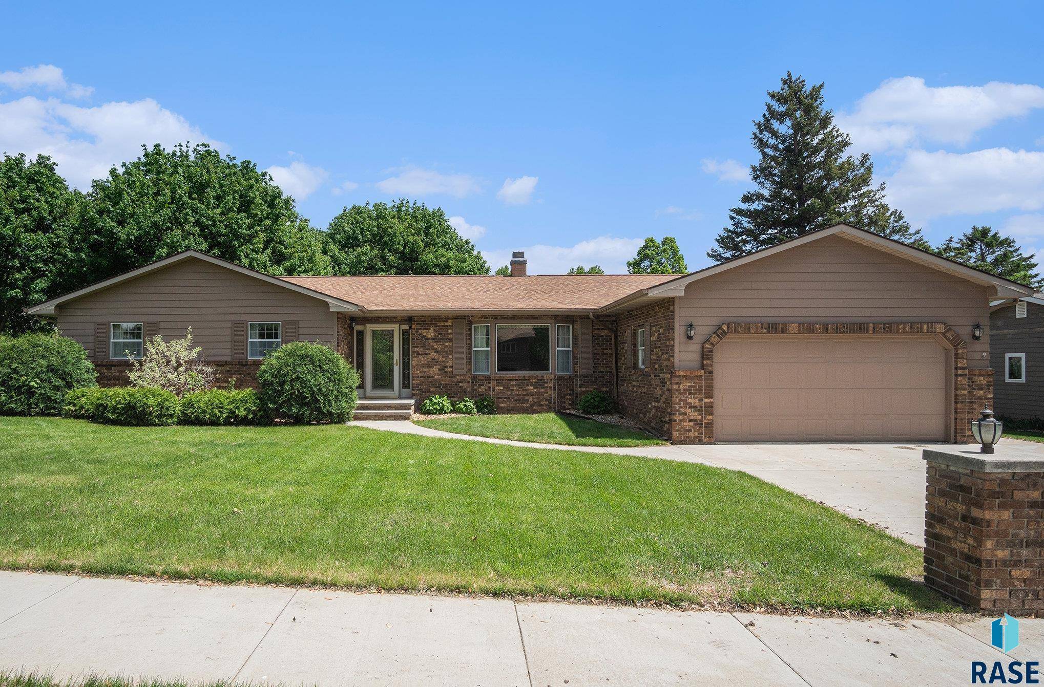 Madison, SD 57042,836 N Maplewood Dr