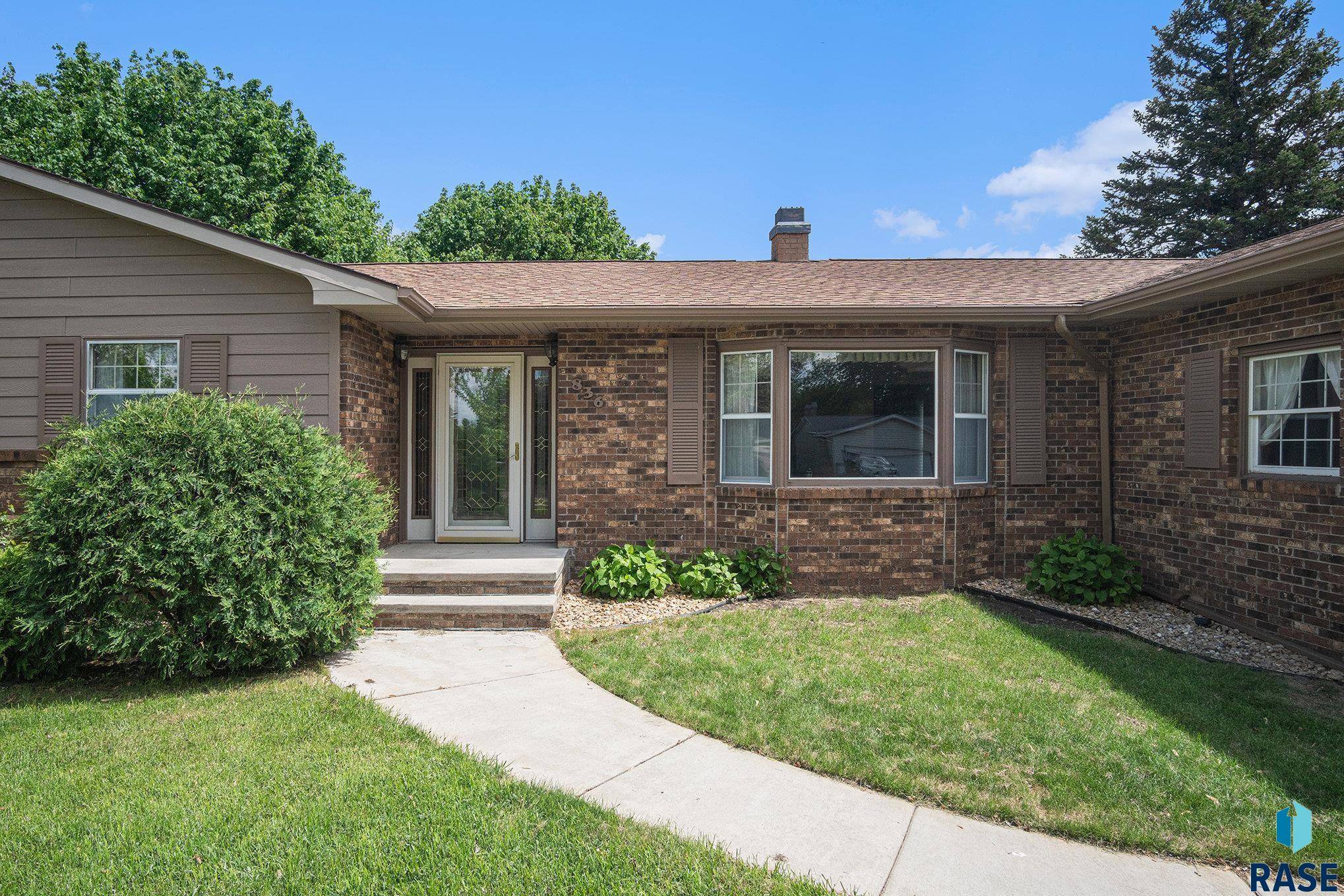 Madison, SD 57042,836 N Maplewood Dr