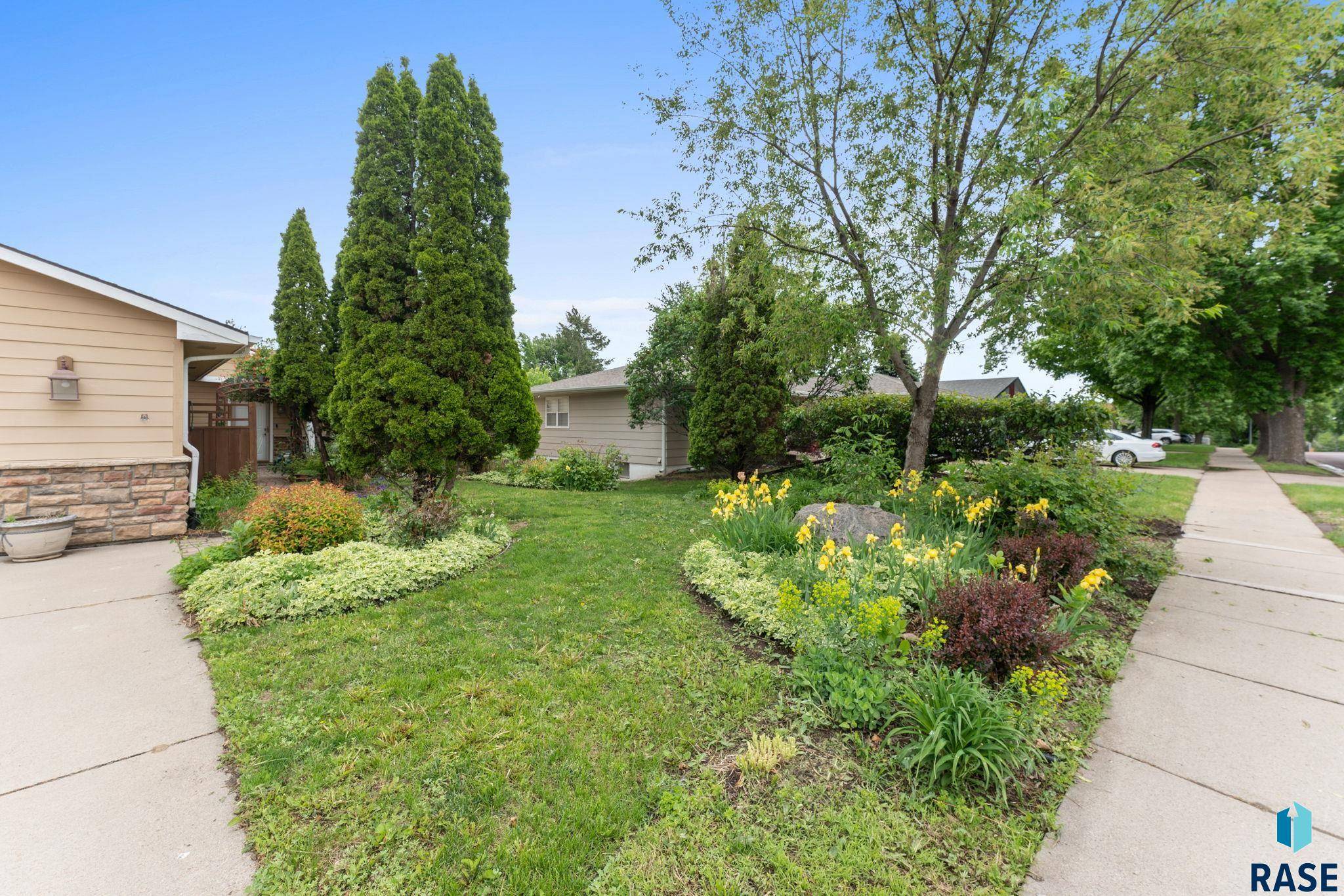Sioux Falls, SD 57105,2704 S Western Ave