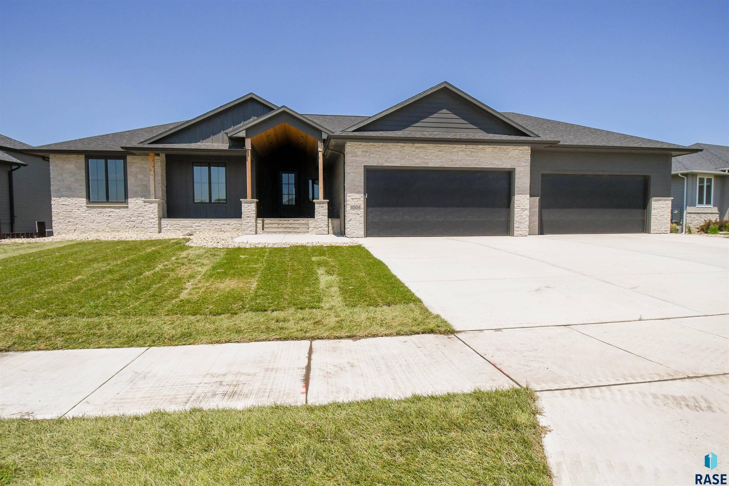 Sioux Falls, SD 57110,6504 E Hawker Trl