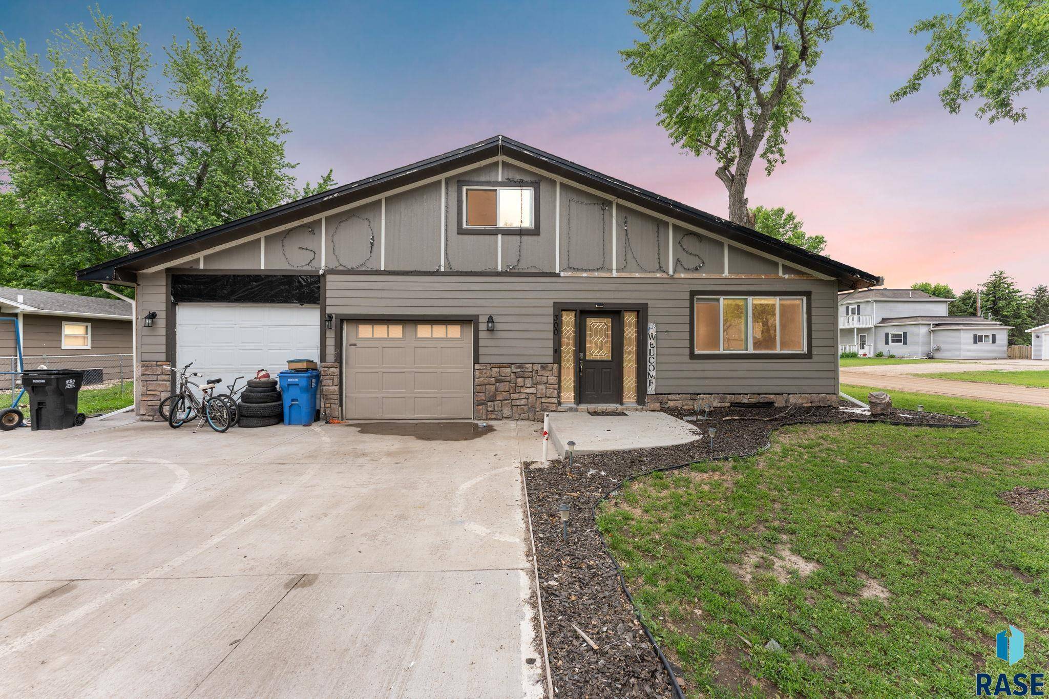 Lennox, SD 57039,300 S Blaine St