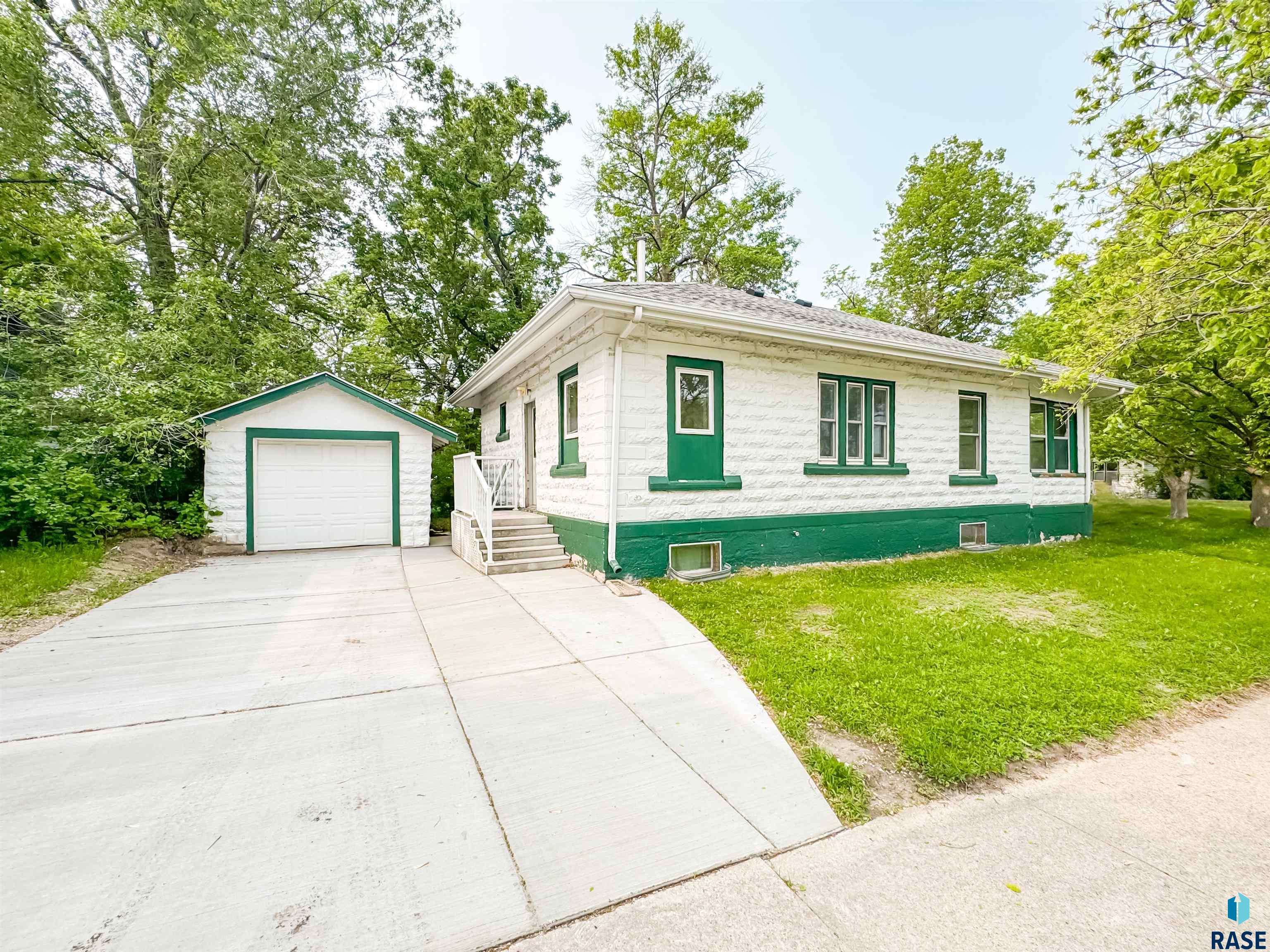 Sioux Falls, SD 57104,1024 N Summit Ave