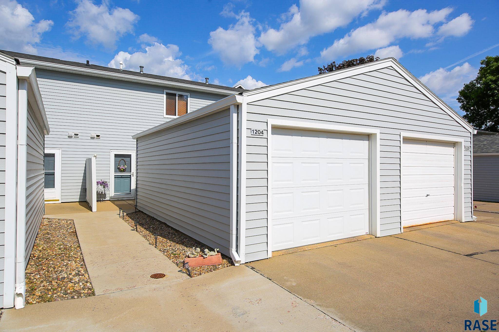 Sioux Falls, SD 57106,1204 S Newport Pl