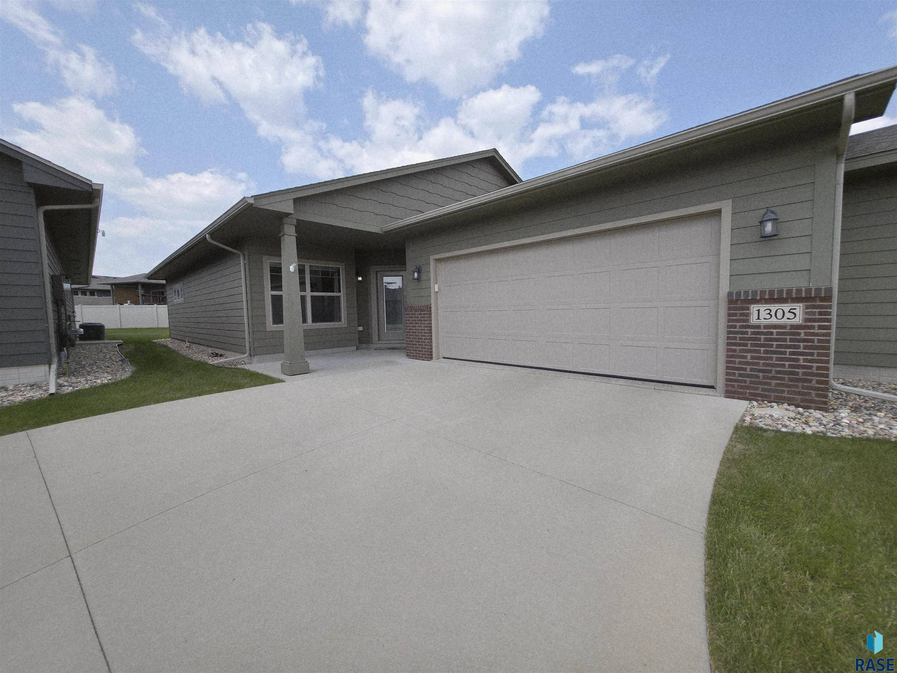 Sioux Falls, SD 57106,1305 S Wheatland Ave