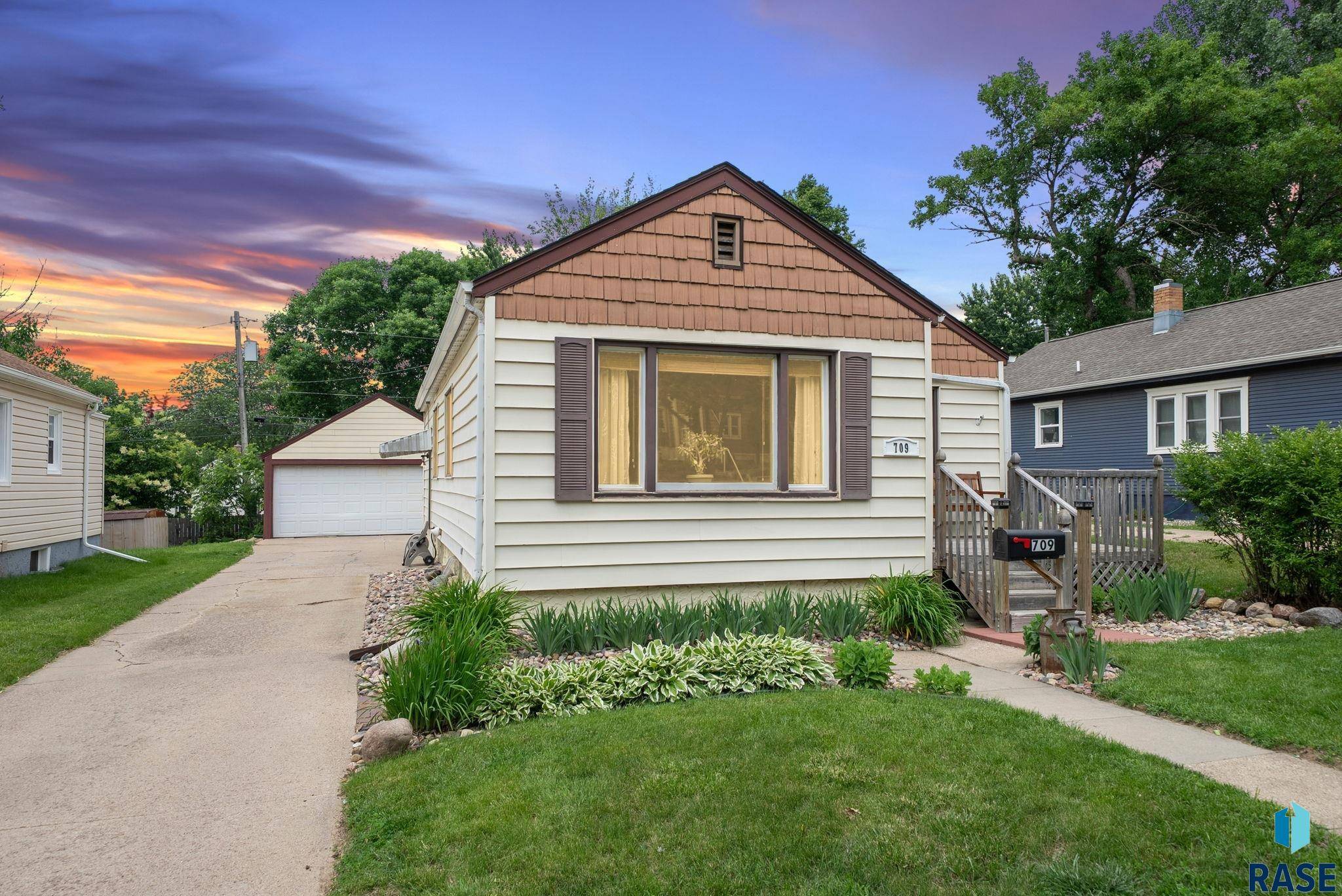 Sioux Falls, SD 57104,709 S Lake Ave