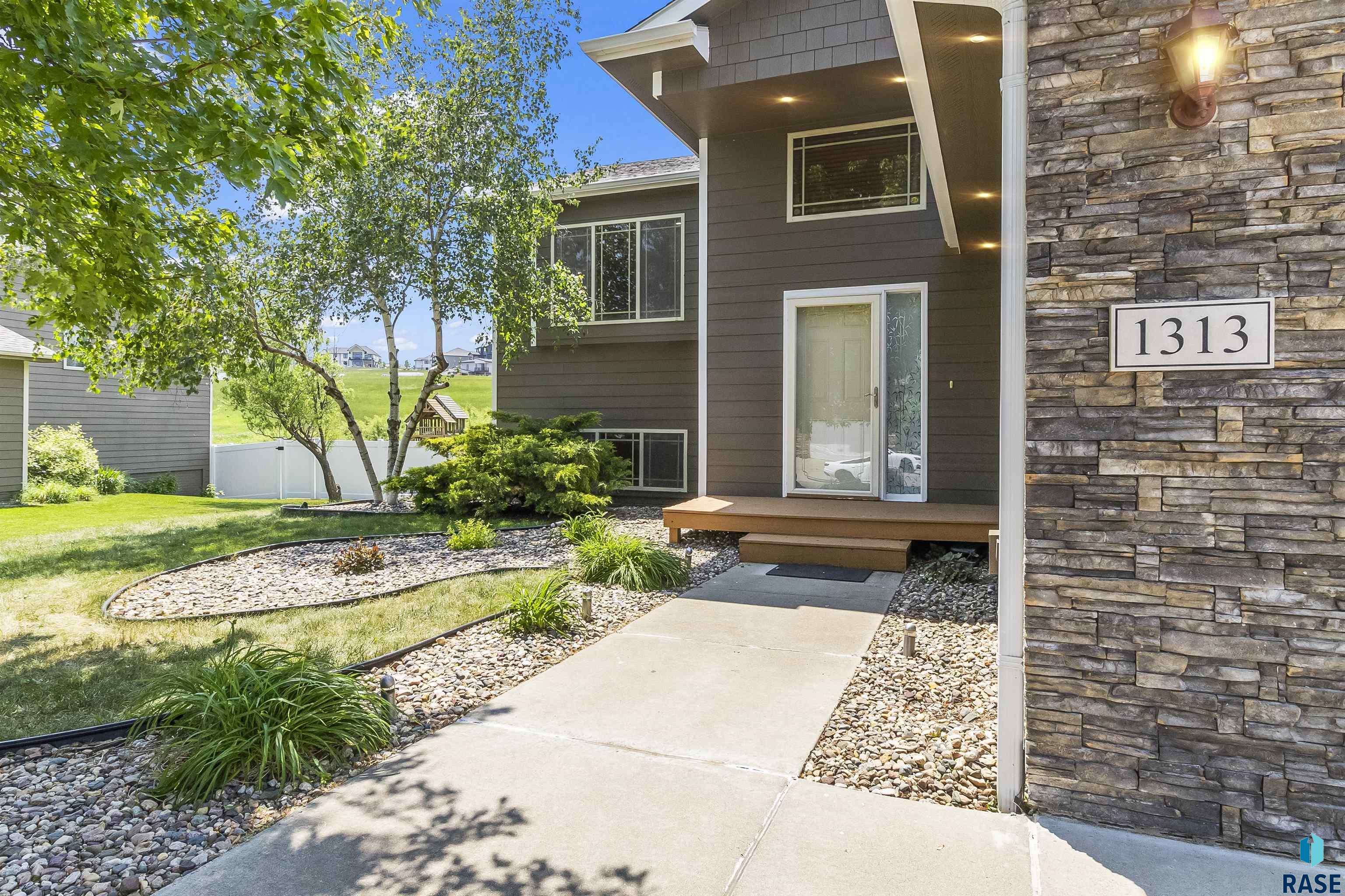 Brandon, SD 57005,1313 W Creekside Dr
