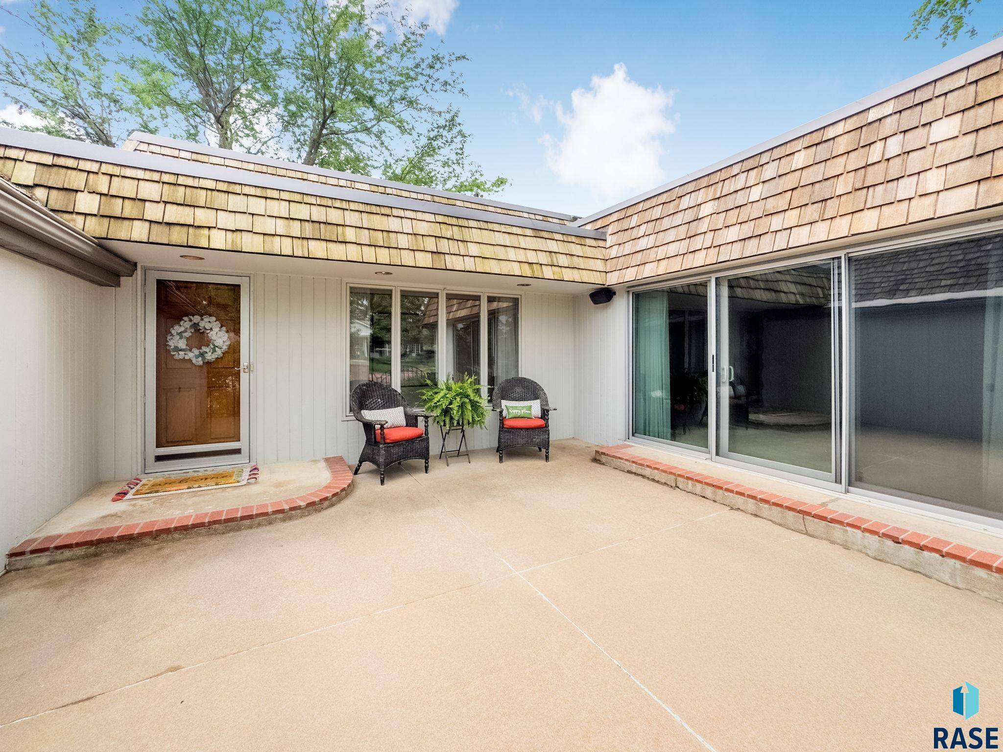 Sioux Falls, SD 57105,915 E Ridge Rd
