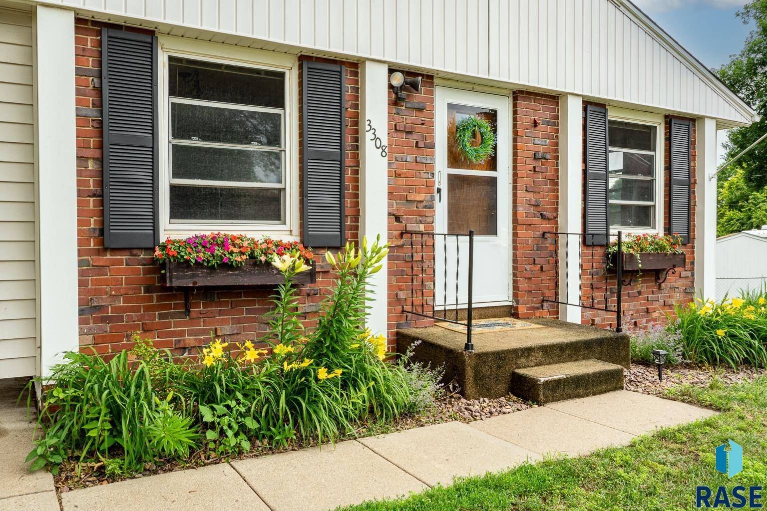 Sioux Falls, SD 57105,3308 S Poplar Dr