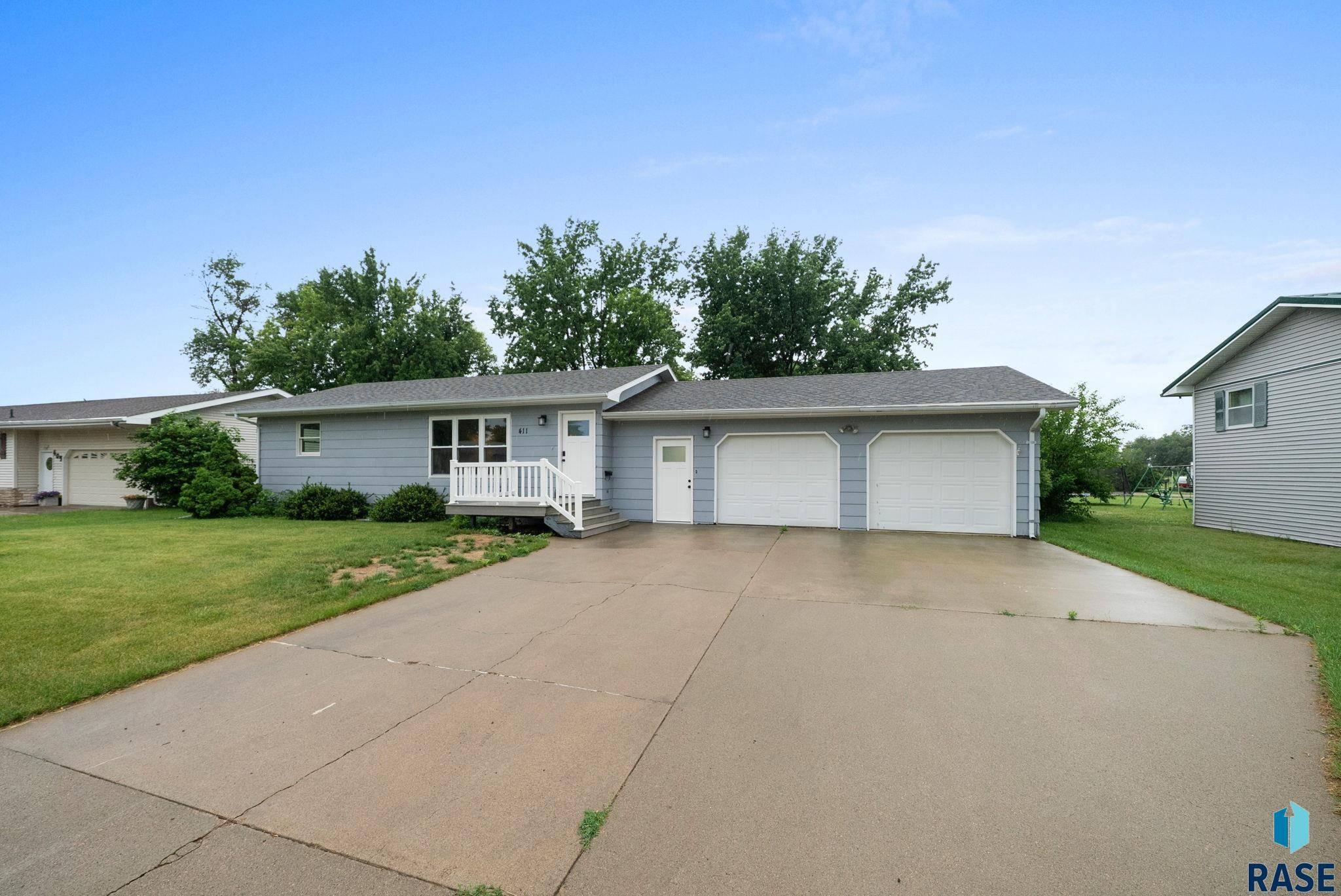 Howard, SD 57349,411 N Douglas St