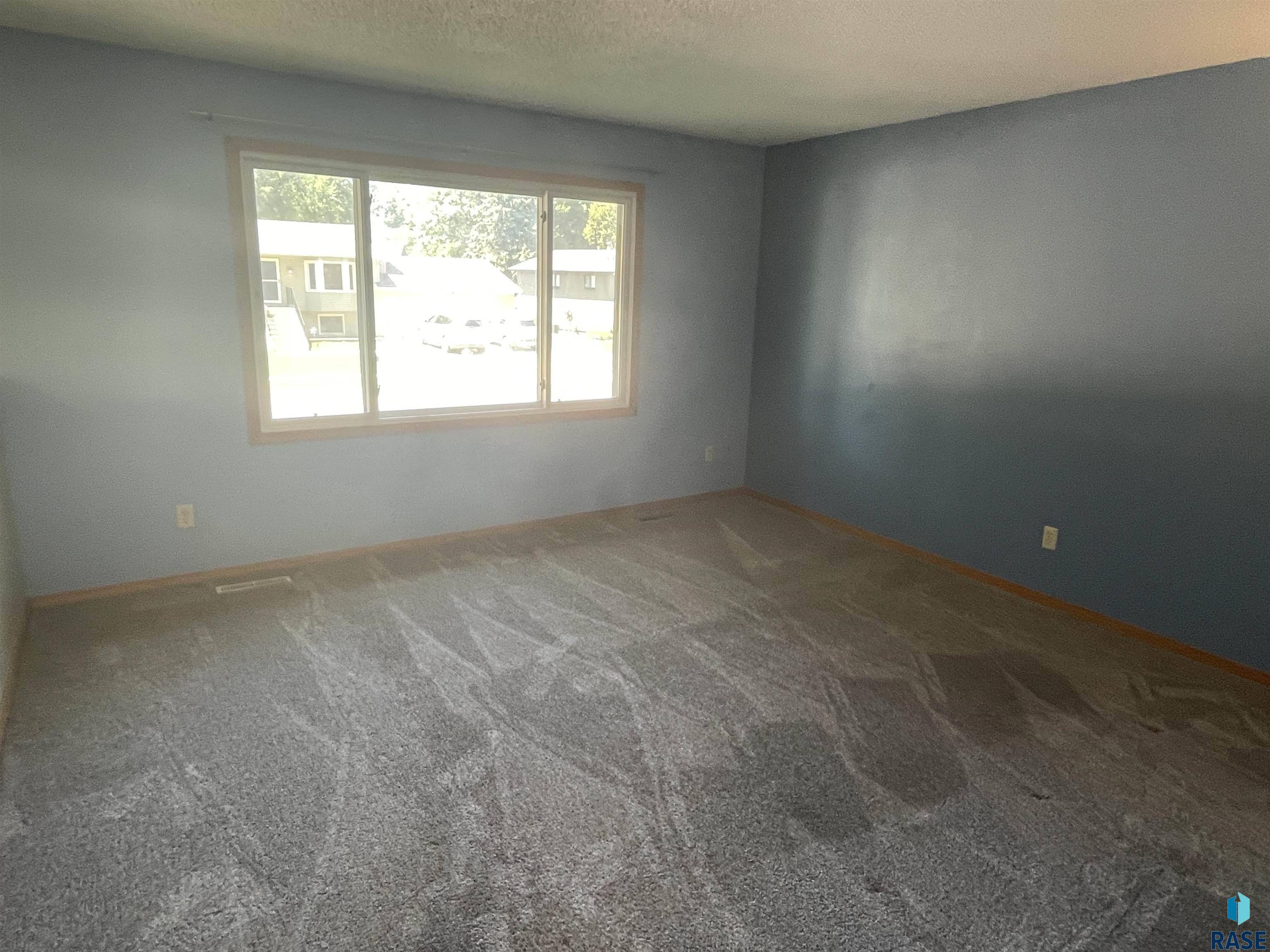 Sioux Falls, SD 57103,2204 S Fox Trl