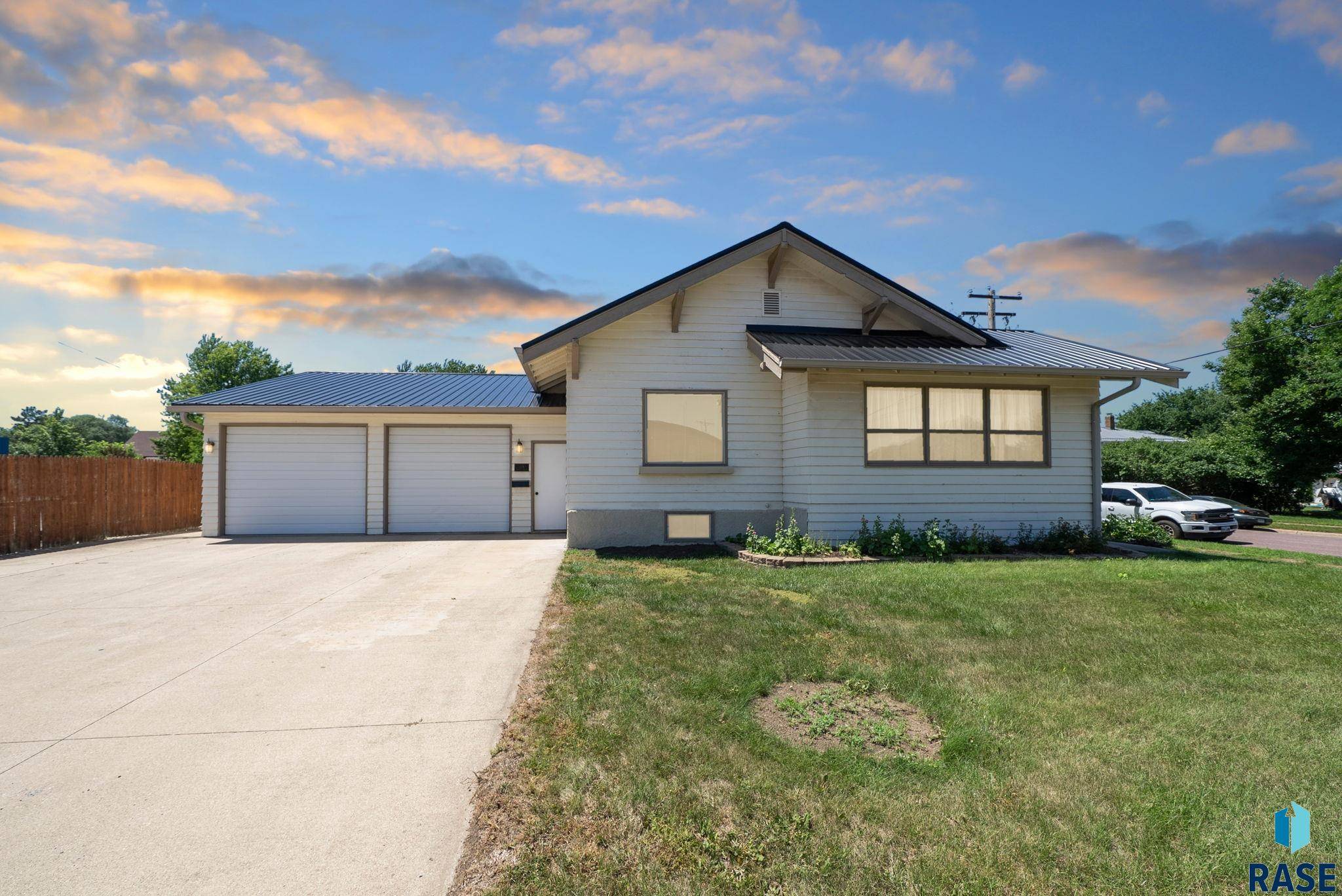 Canton, SD 57013,119 N Cedar St