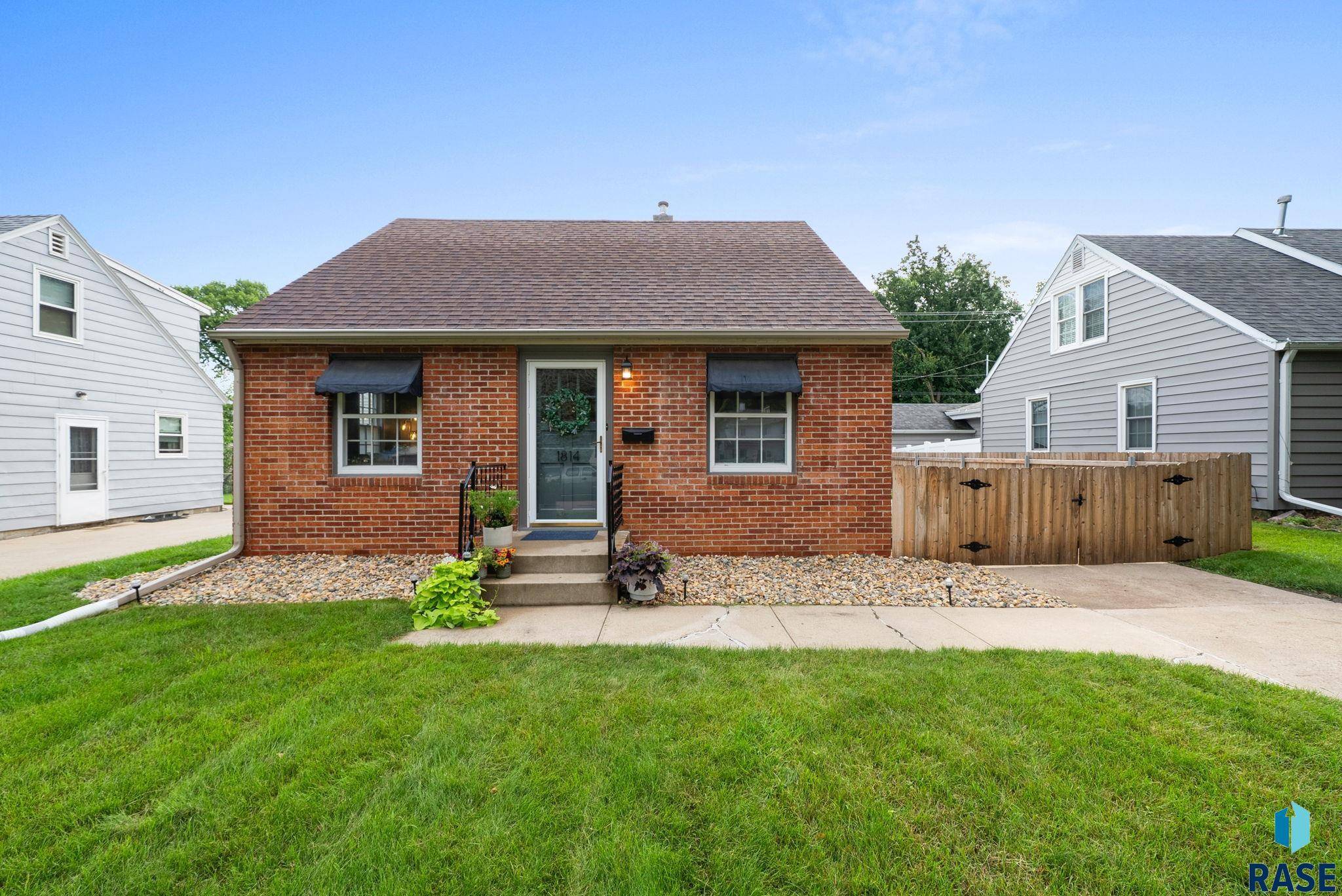 Sioux Falls, SD 57105,1814 S 7th Ave