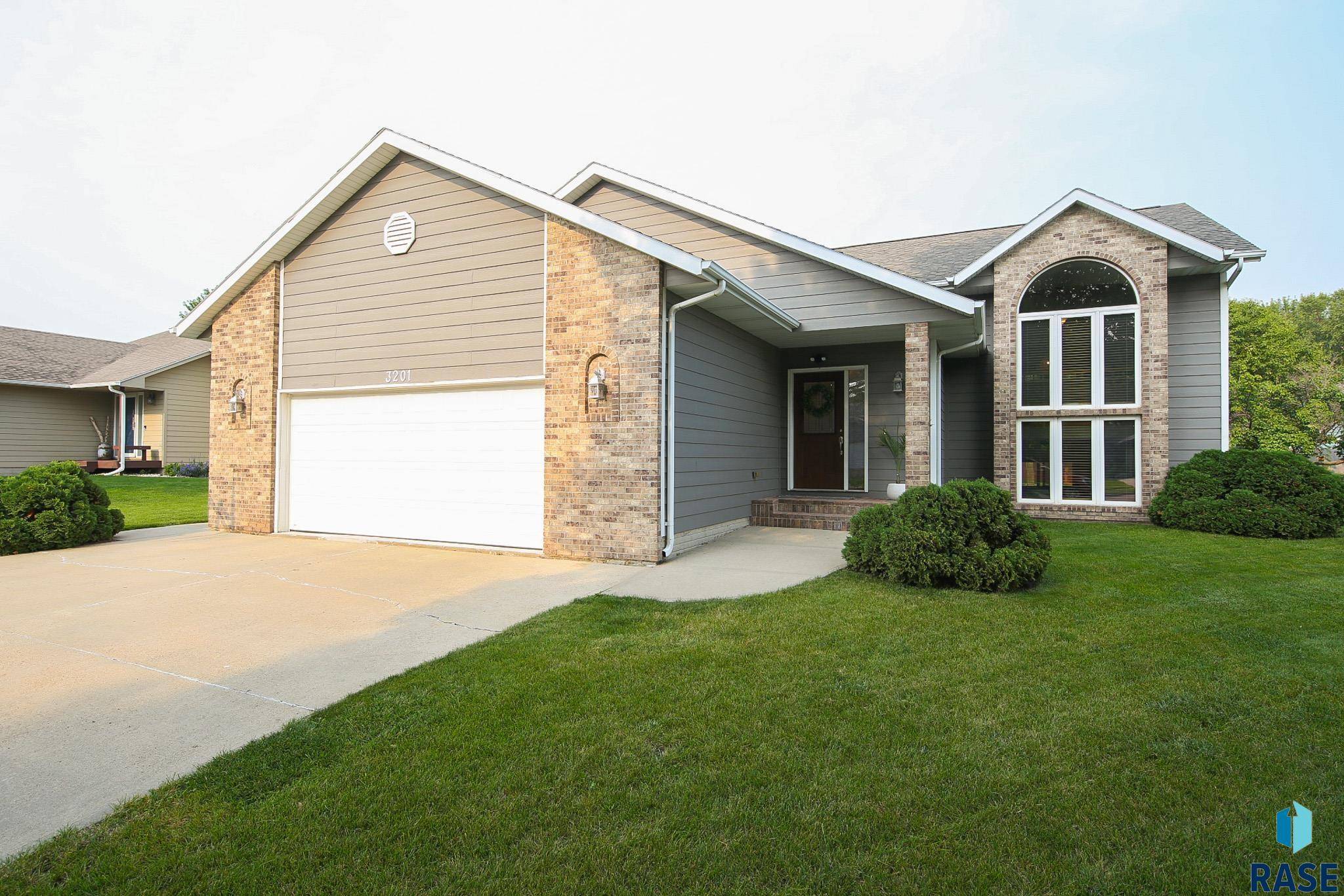 Sioux Falls, SD 57110,3201 S Fernwood Ave