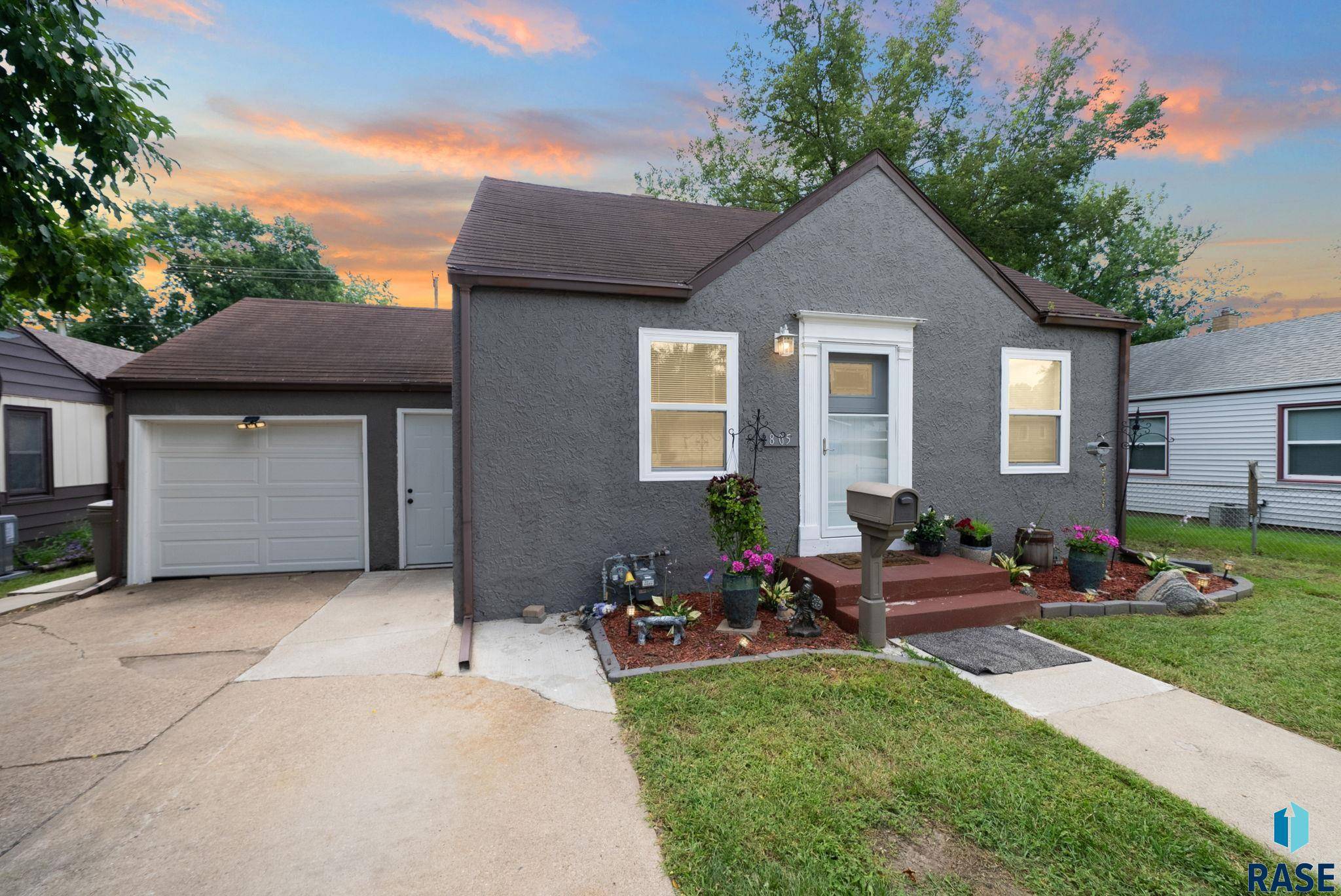 Sioux Falls, SD 57105,805 W 37th St
