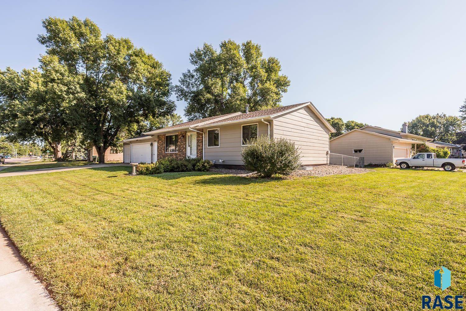Sioux Falls, SD 57106,4304 S Holbrook Ave