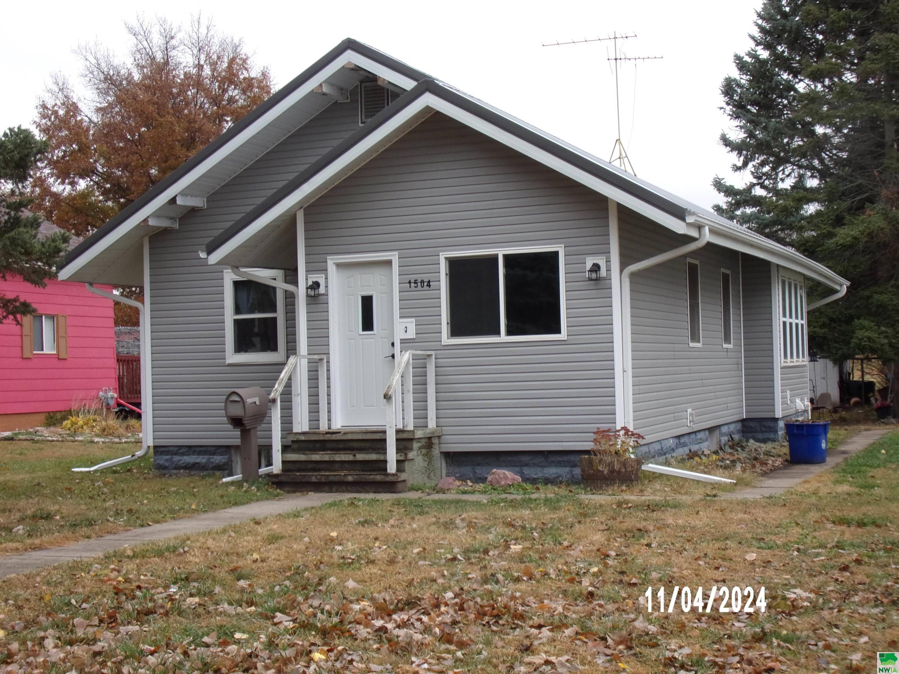 Hawarden, IA 51023,1504 AVENUE H