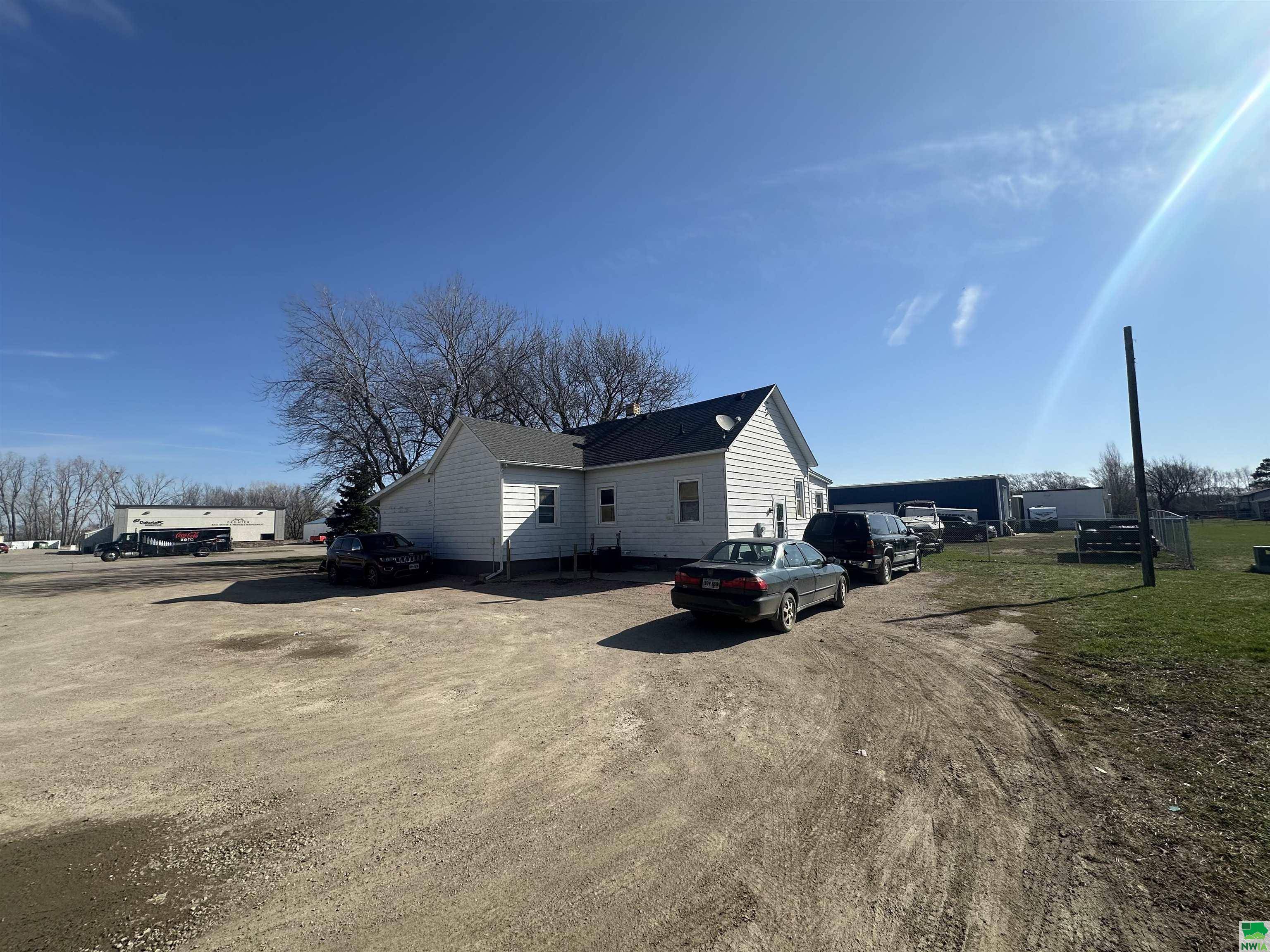 Vermillion, SD 57069-2116,1215, 1215 1/2 E Cherry