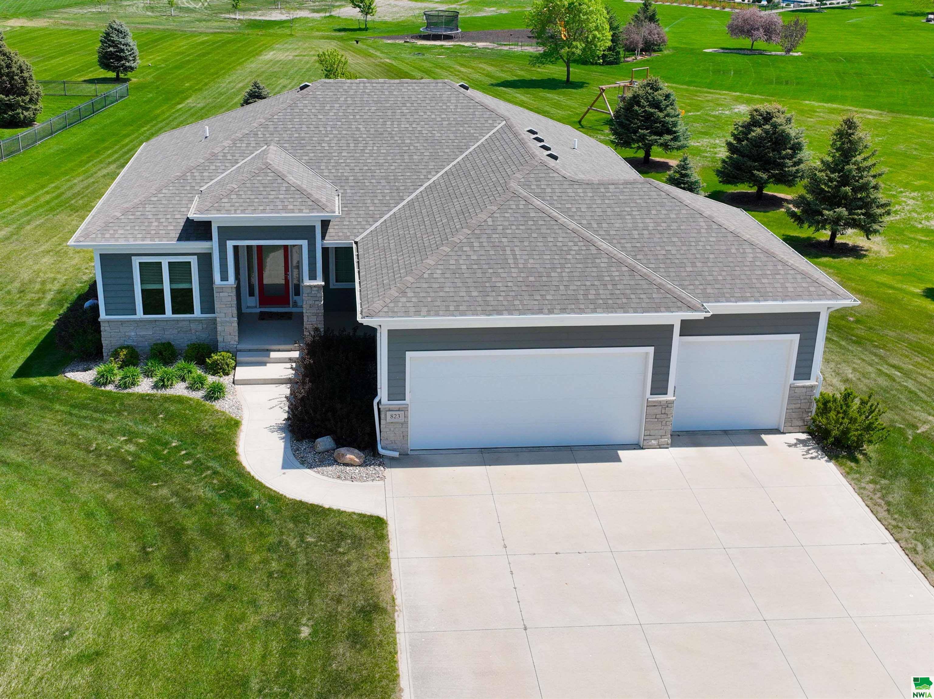 Jefferson, SD 57038,823 BROOKSIDE DR
