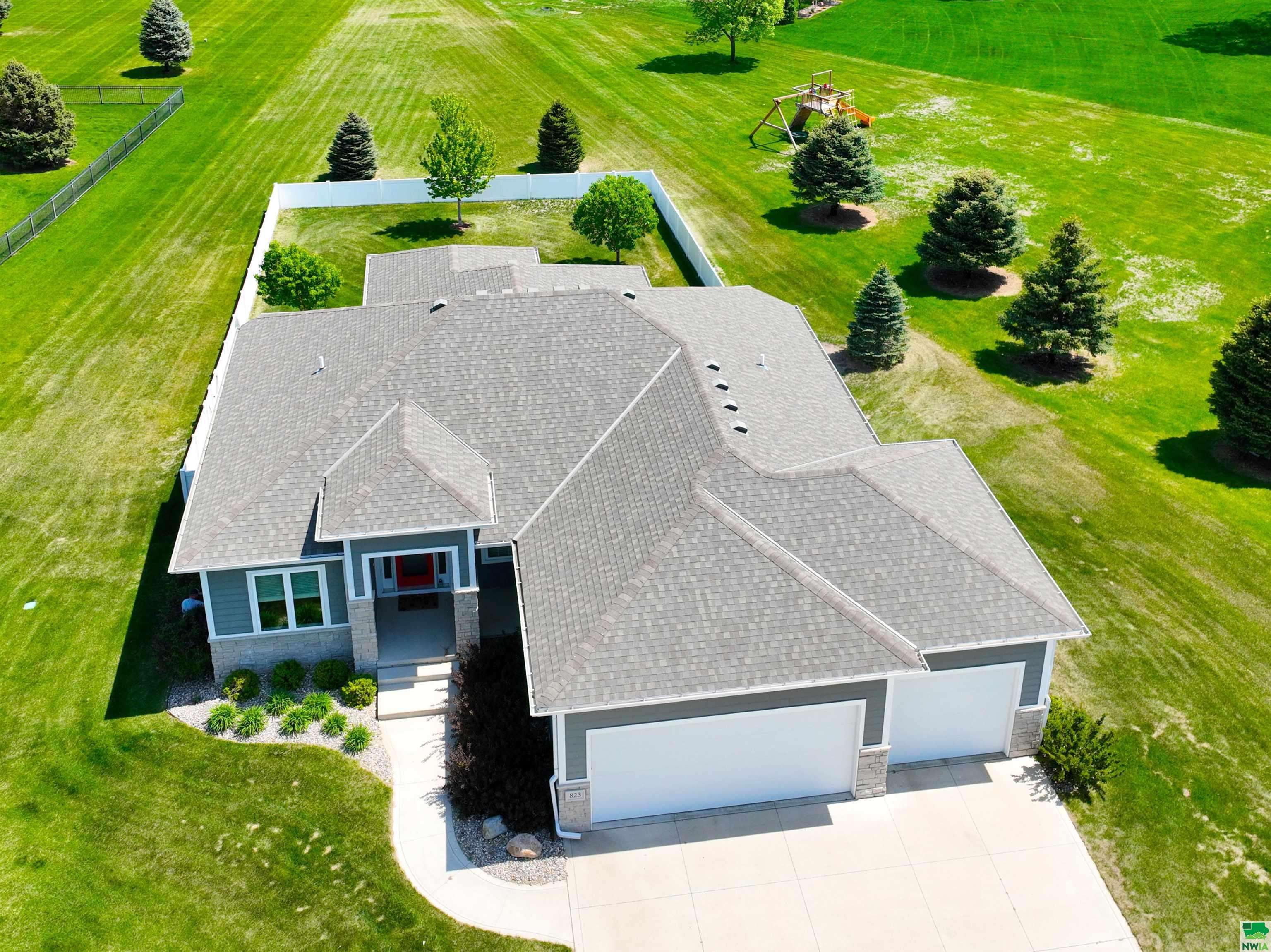Jefferson, SD 57038,823 BROOKSIDE DR