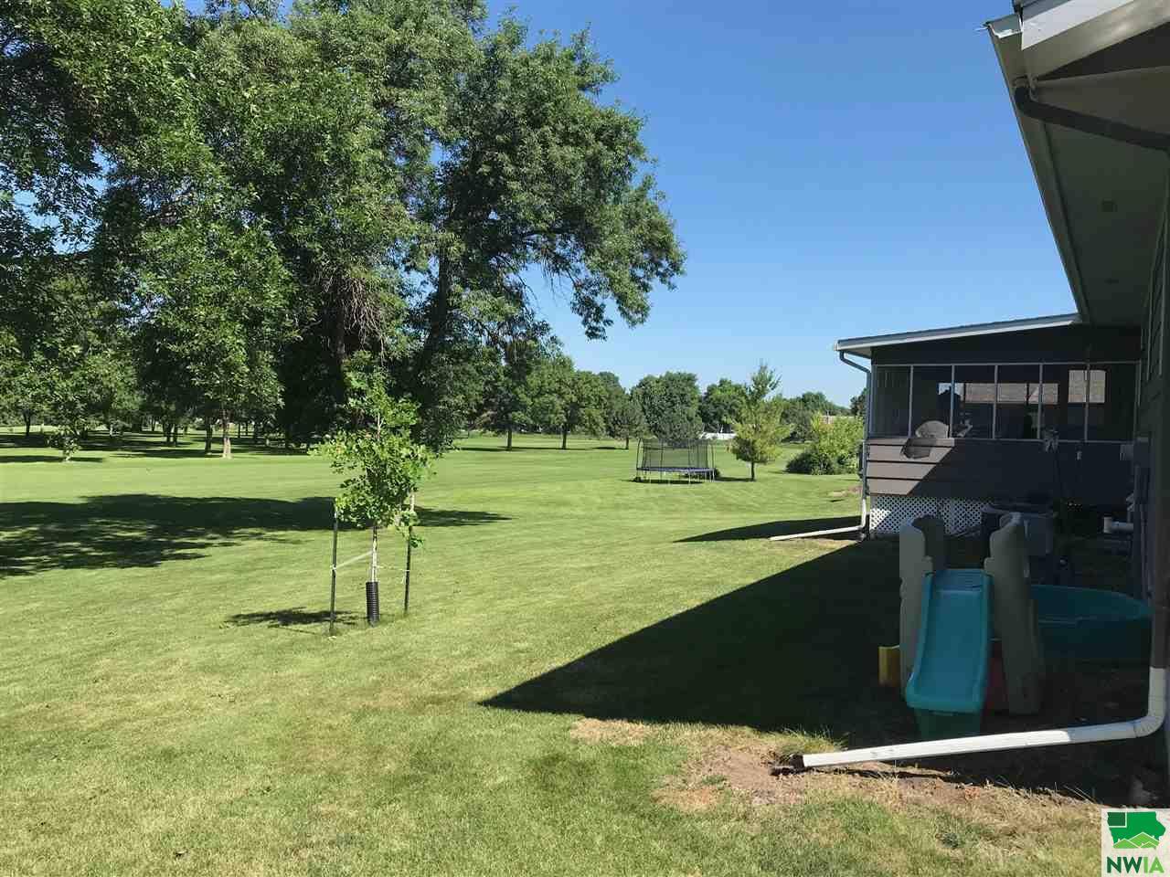 Akron, IA 51001,821 Country Club Dr.