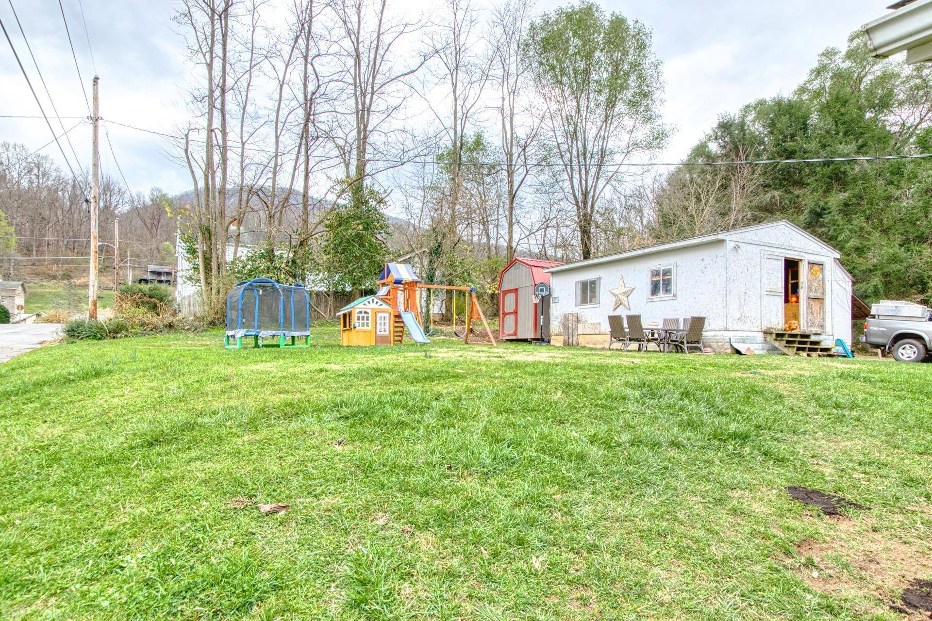 Narrows, VA 24124,208 Holston ST