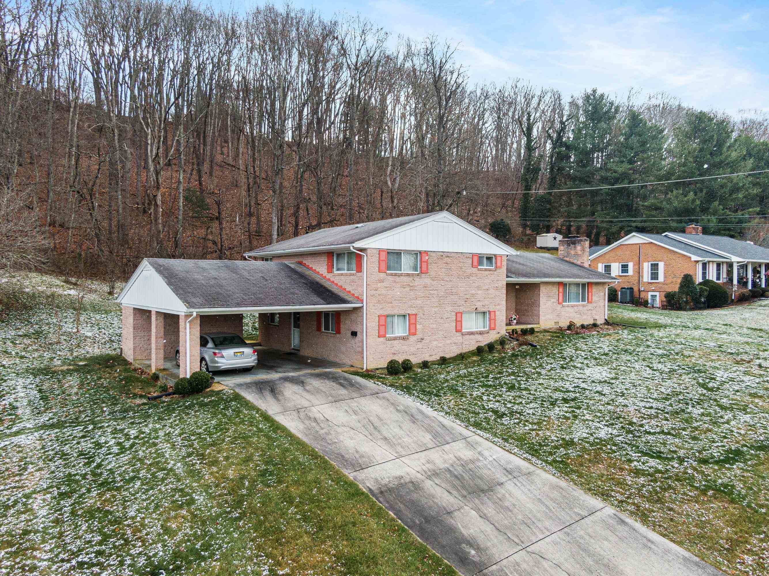 Wytheville, VA 24382,825 W Fulton ST