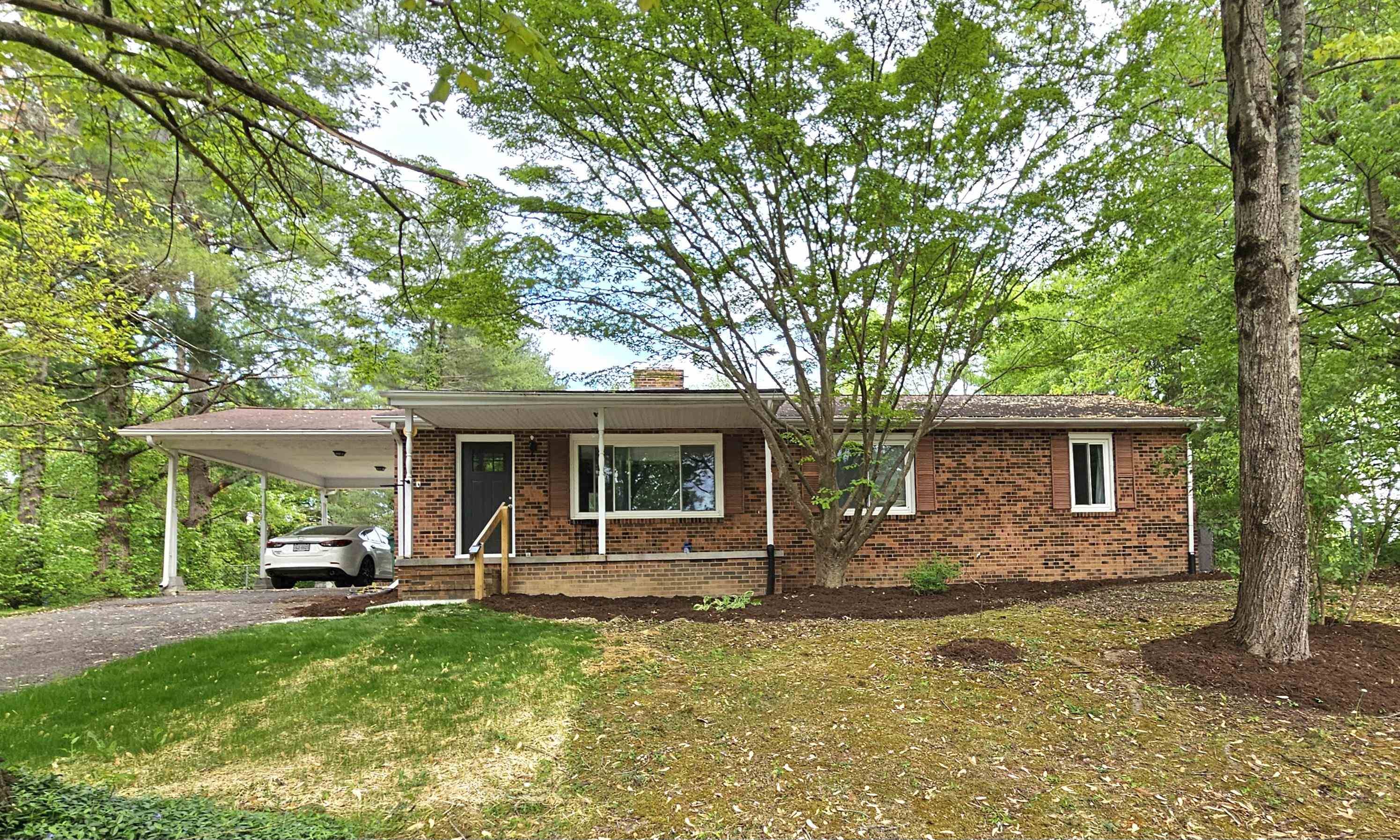 Blacksburg, VA 24060,1698 Oriole DR