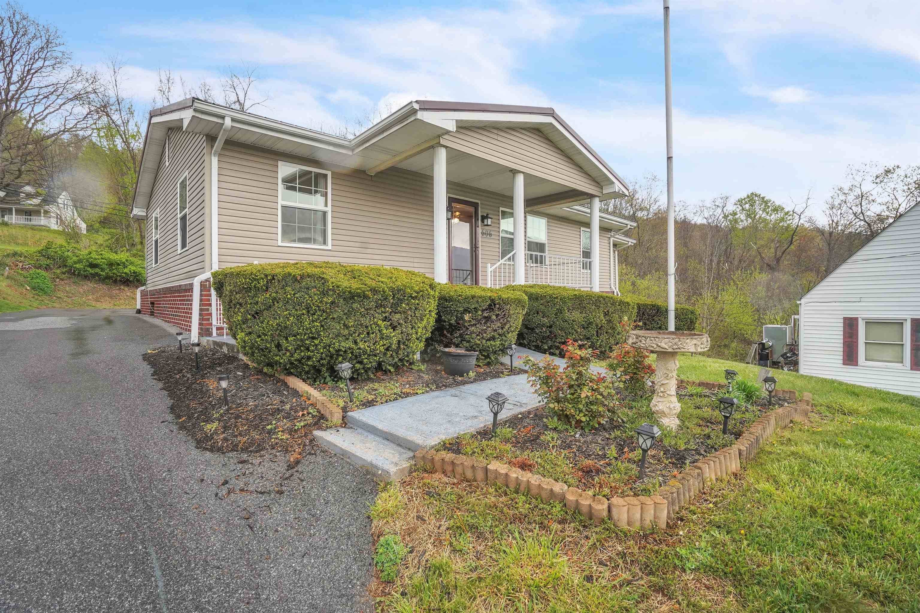 Narrows, VA 24124,606 Hopkins ST