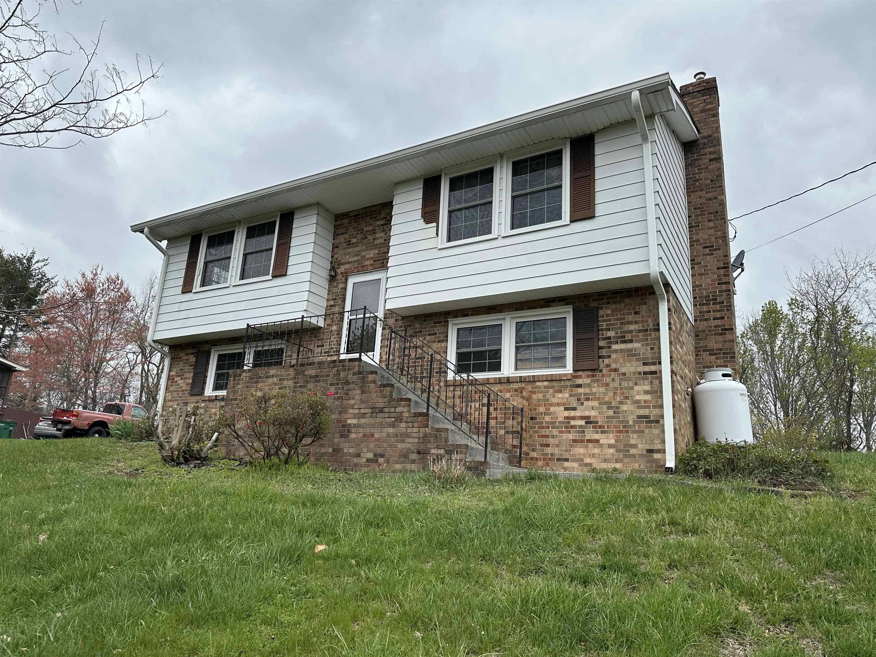 Christiansburg, VA 24073,325 Mulberry DR
