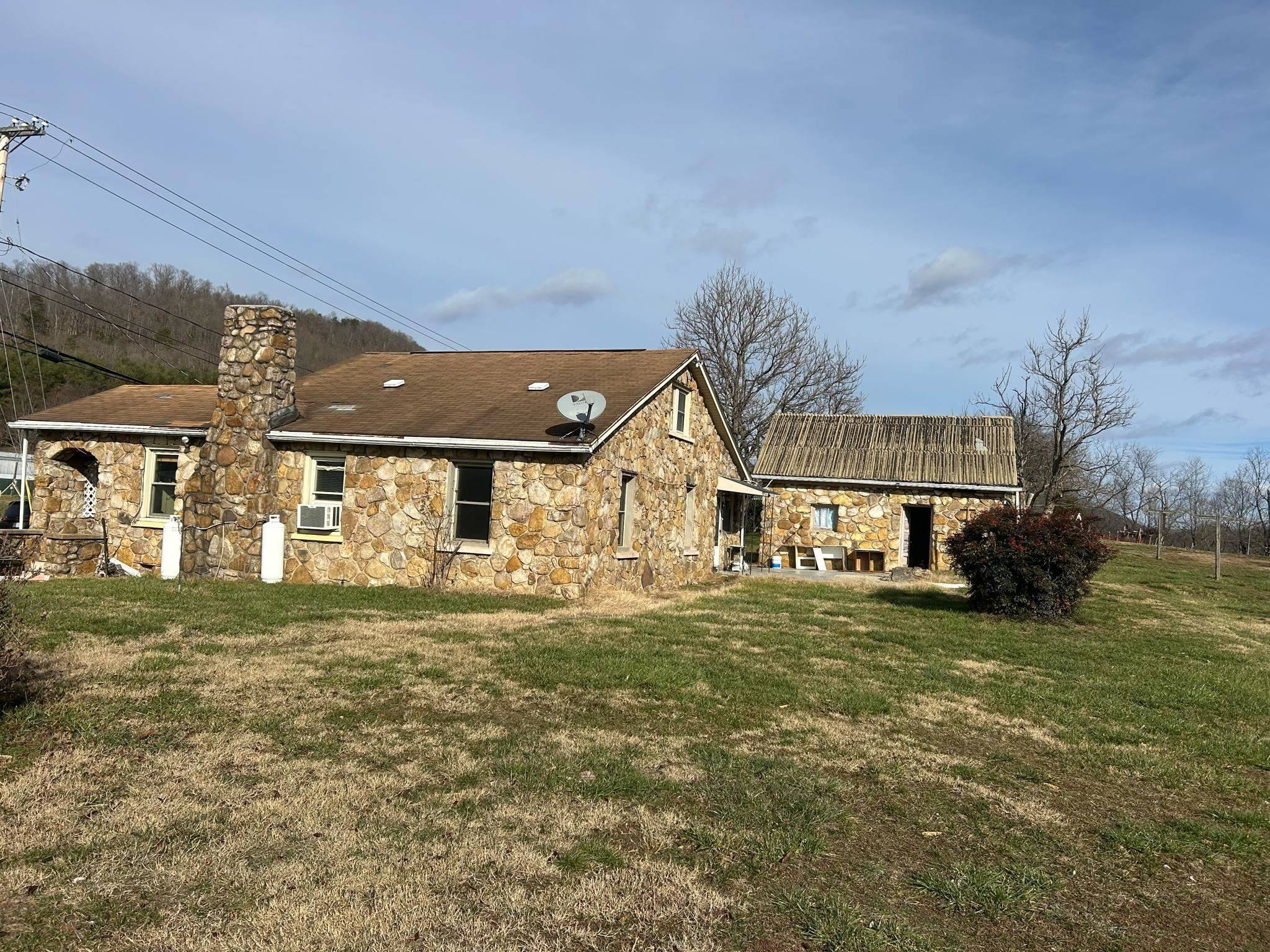 Glen Lyn, VA 24093,303 Houston LN
