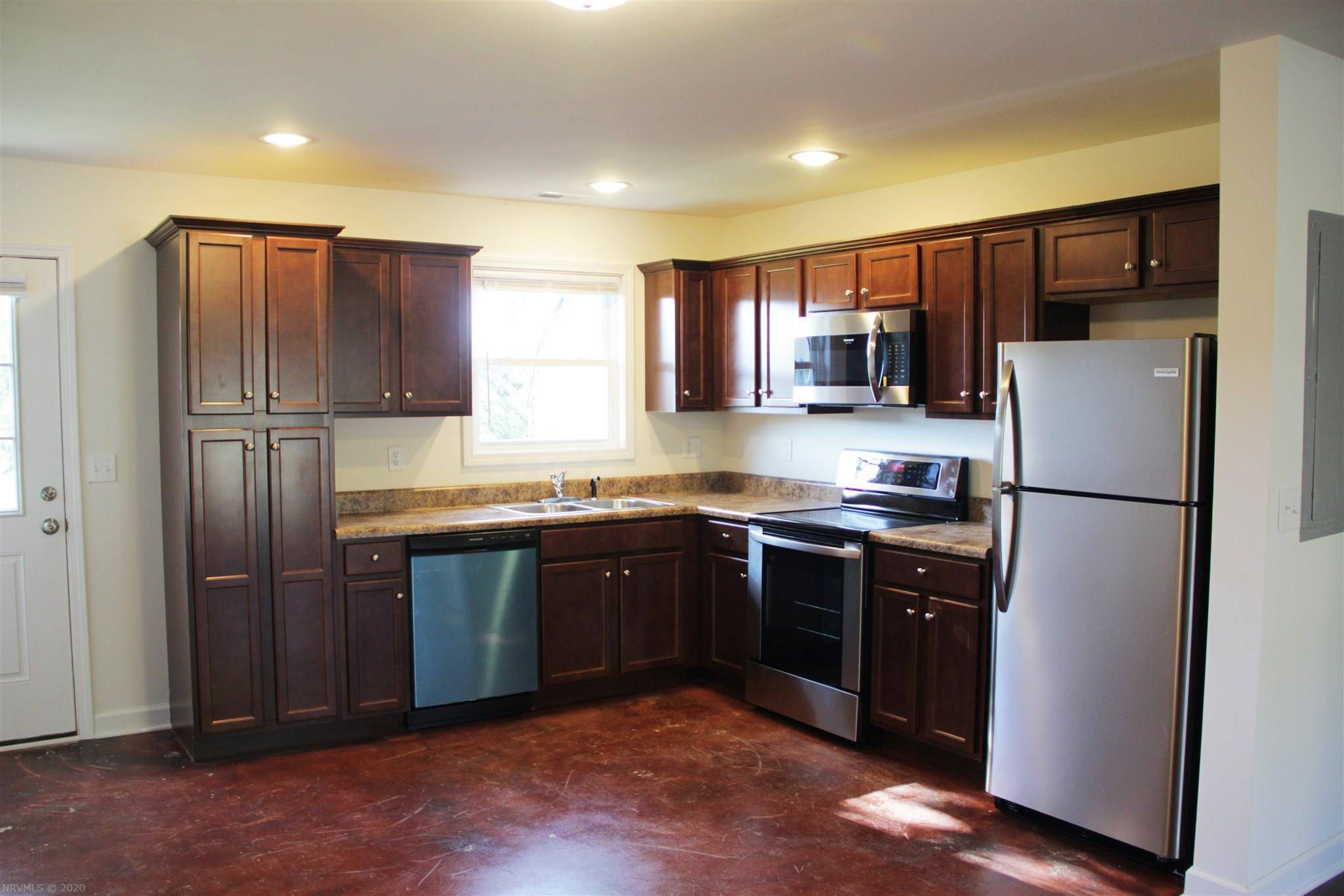 Christiansburg, VA 24073,1532 Lee ST