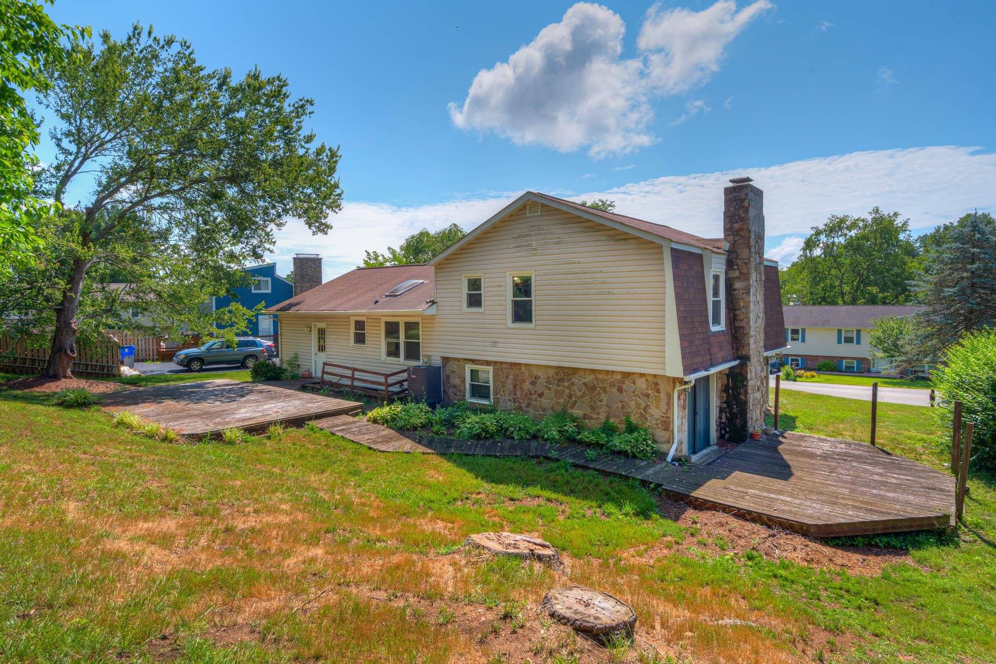 Blacksburg, VA 24060,207 WOODBINE DR