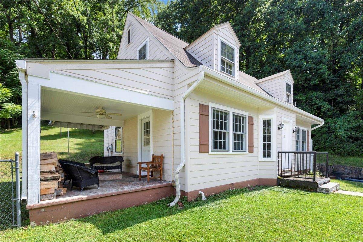 Narrows, VA 24124,401 Hill ST