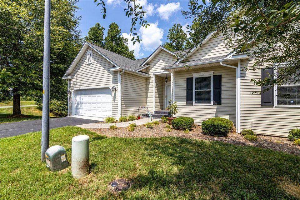 Hardy, VA 24101,31 Fairway Oaks DR #10