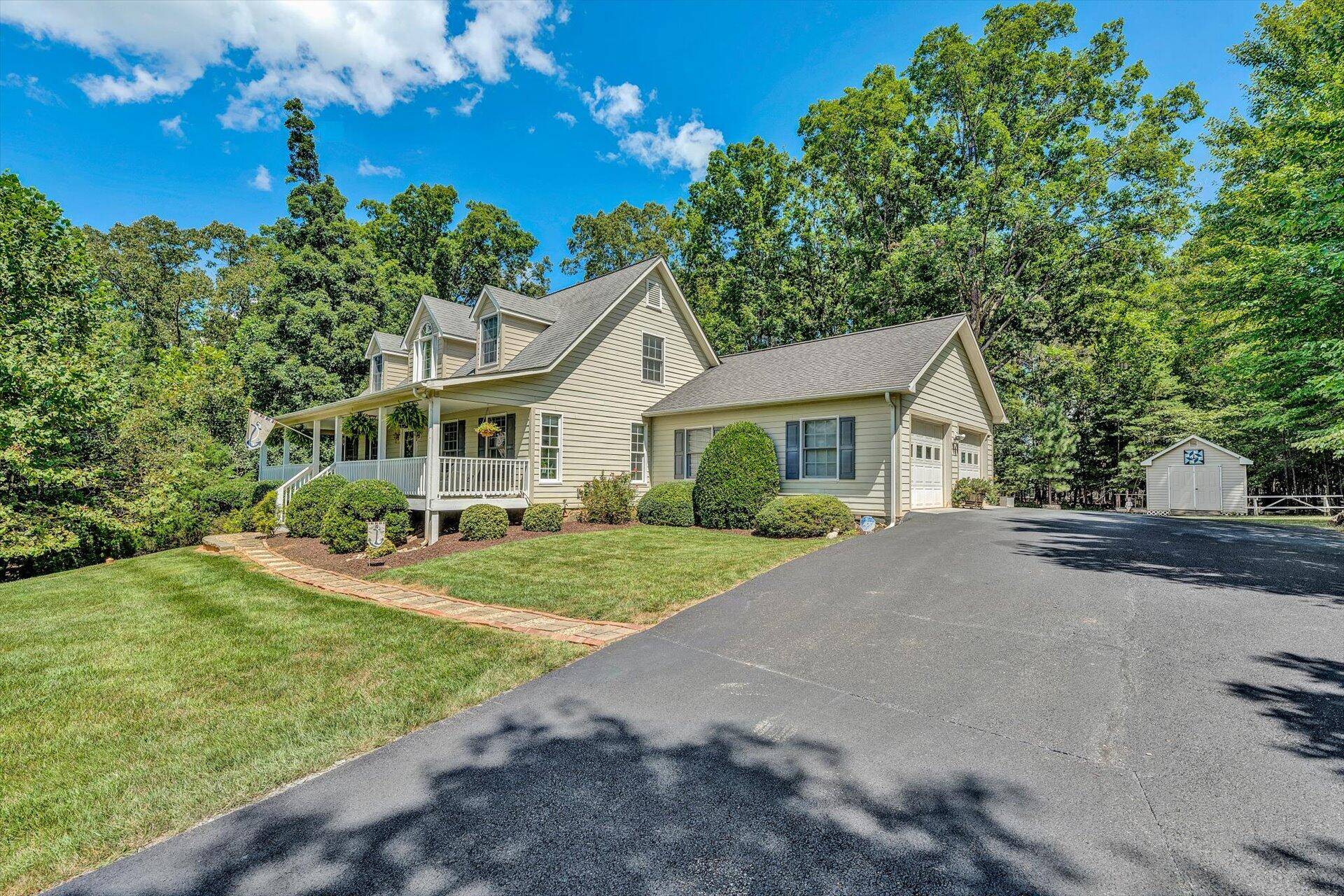 Moneta, VA 24121,109 Sunset Pointe DR