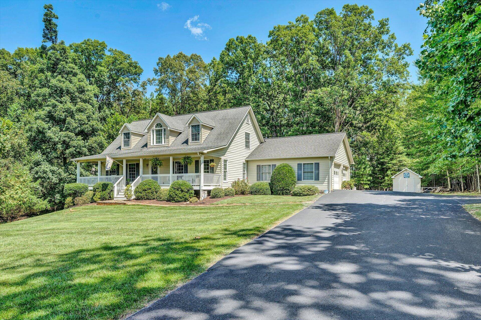 Moneta, VA 24121,109 Sunset Pointe DR