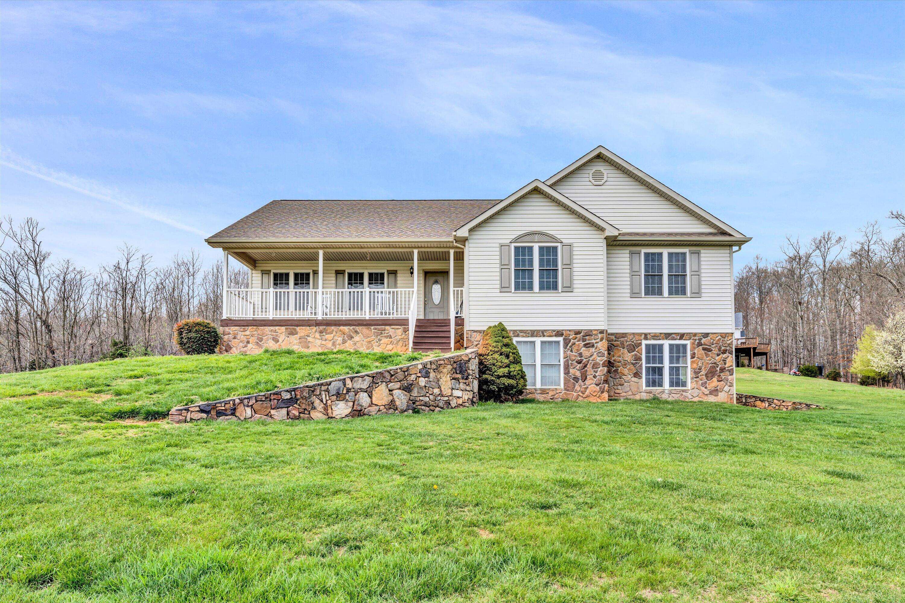 Vinton, VA 24179,1039 Strawberry Hill CT