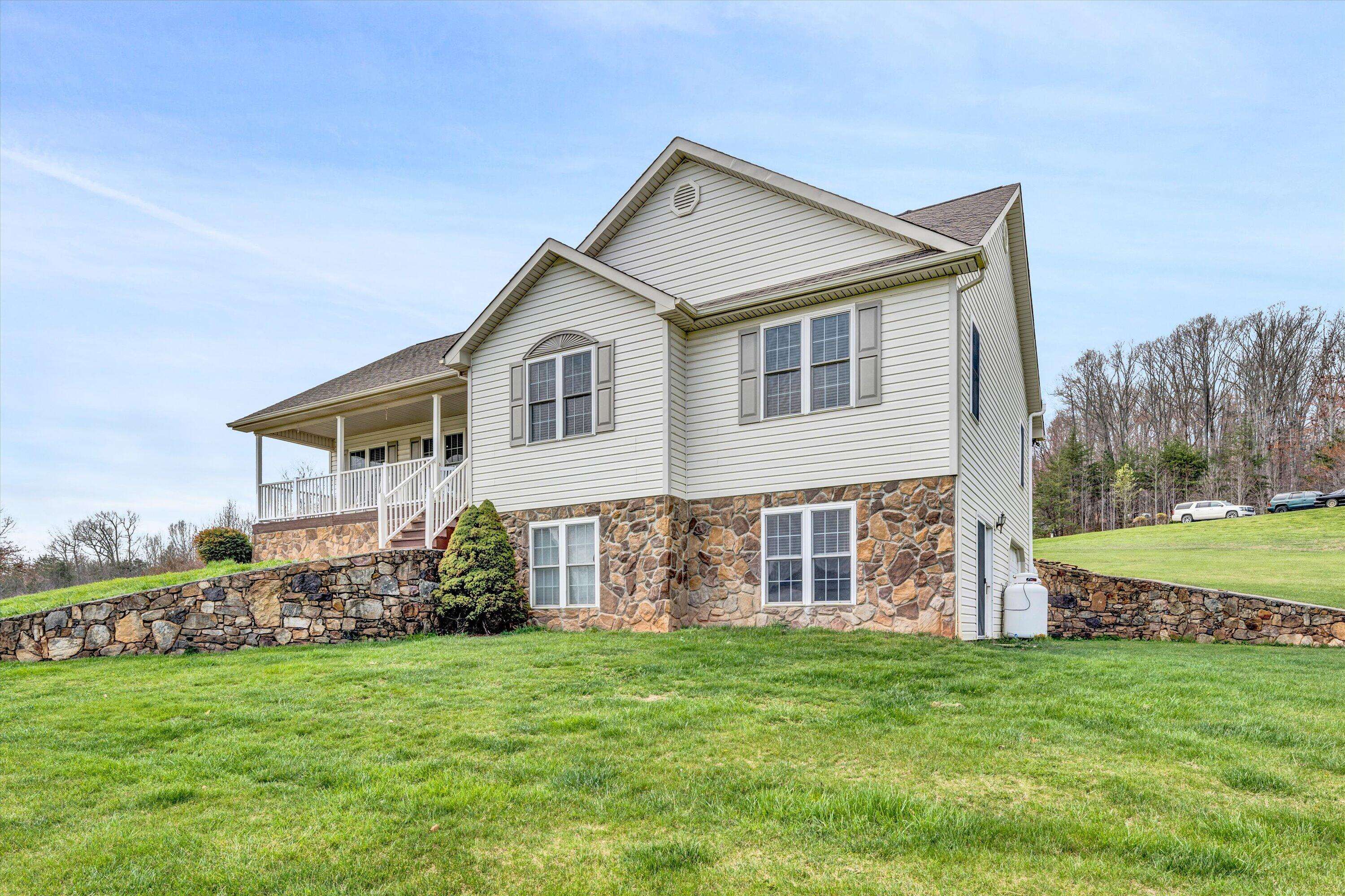 Vinton, VA 24179,1039 Strawberry Hill CT