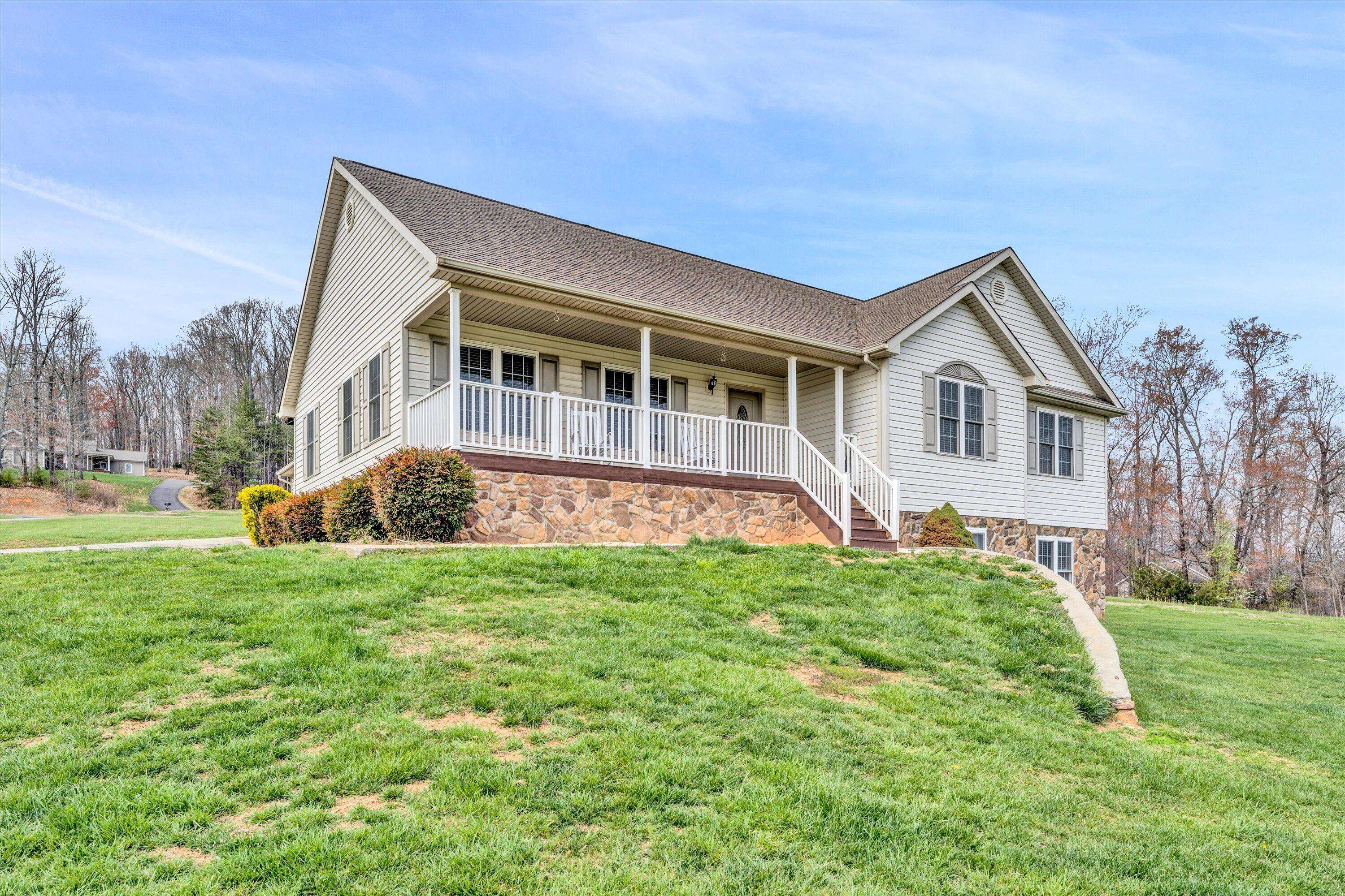 Vinton, VA 24179,1039 Strawberry Hill CT