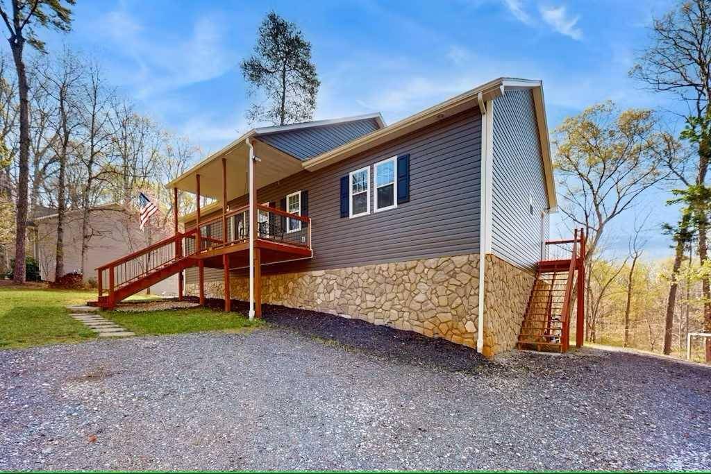 Moneta, VA 24121,1074 Long Pine CT