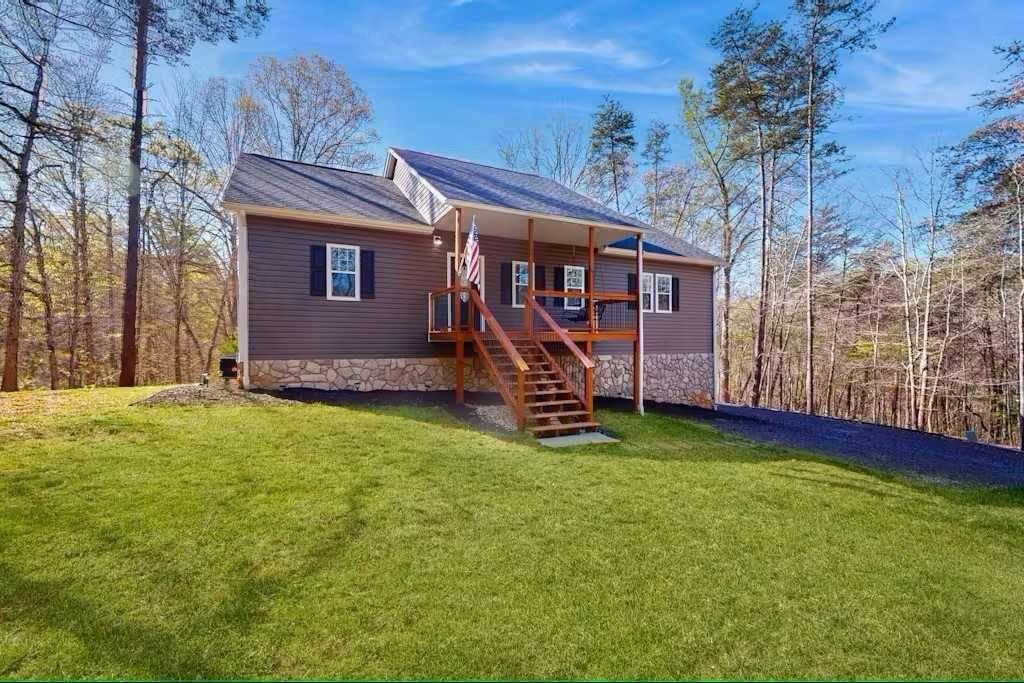 Moneta, VA 24121,1074 Long Pine CT