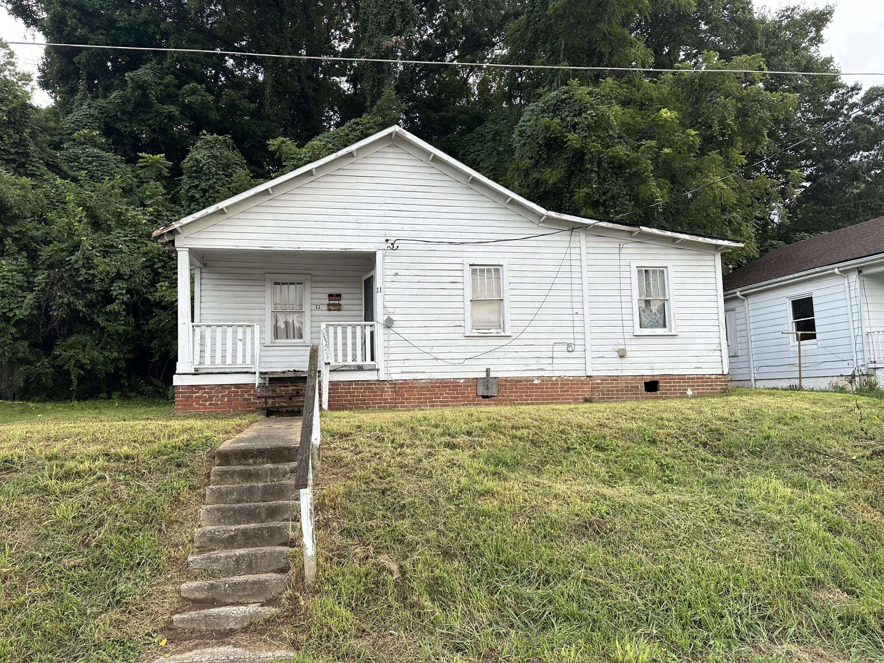 Martinsville, VA 24112,11 Henry ST