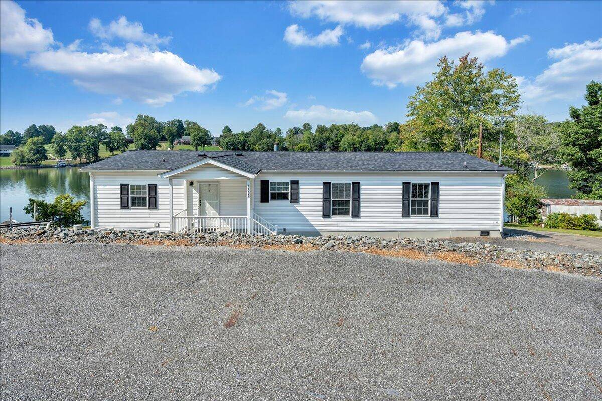 Moneta, VA 24121,1492 Kaseys Lakeview DR