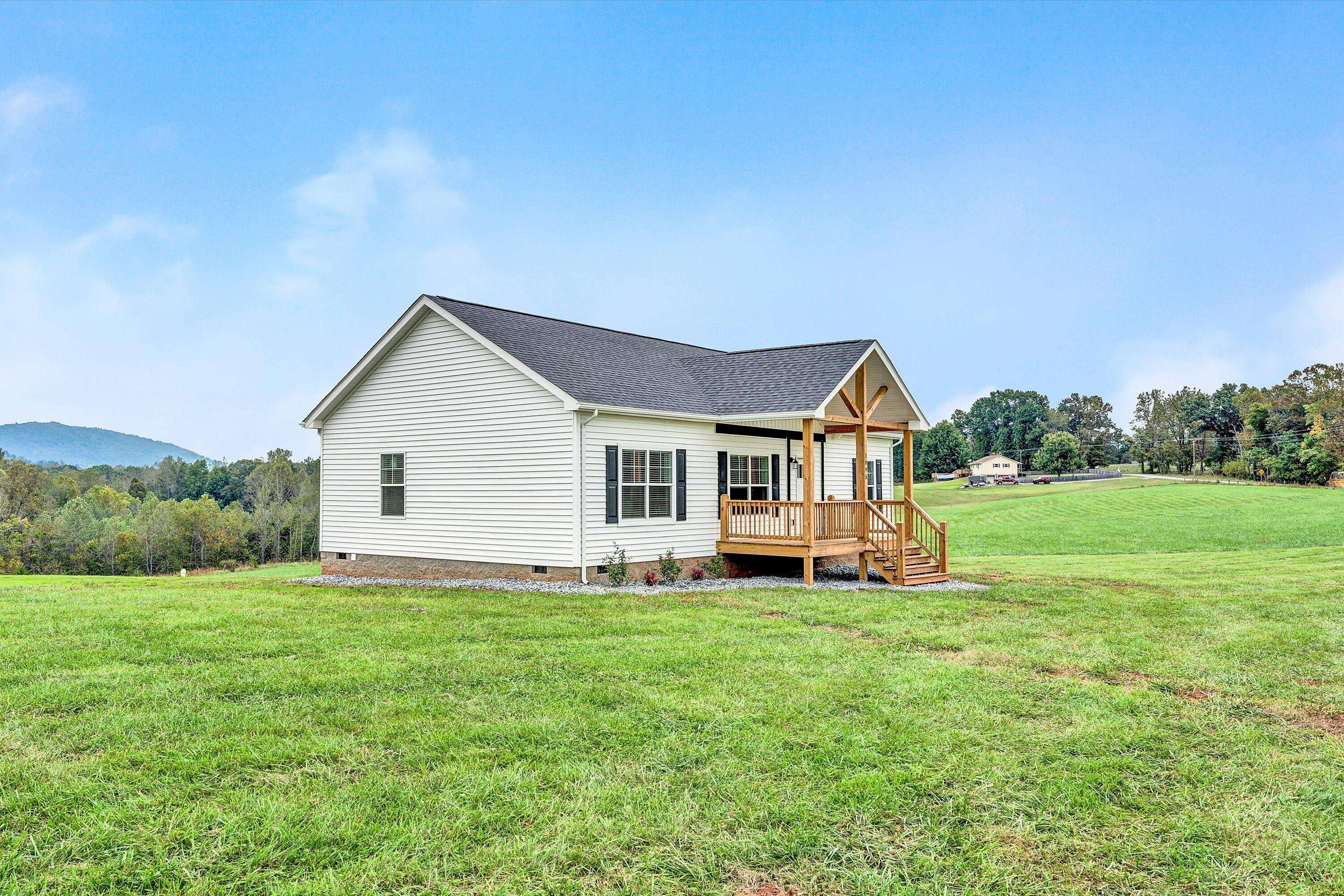 Moneta, VA 24121,1095 Fox LN