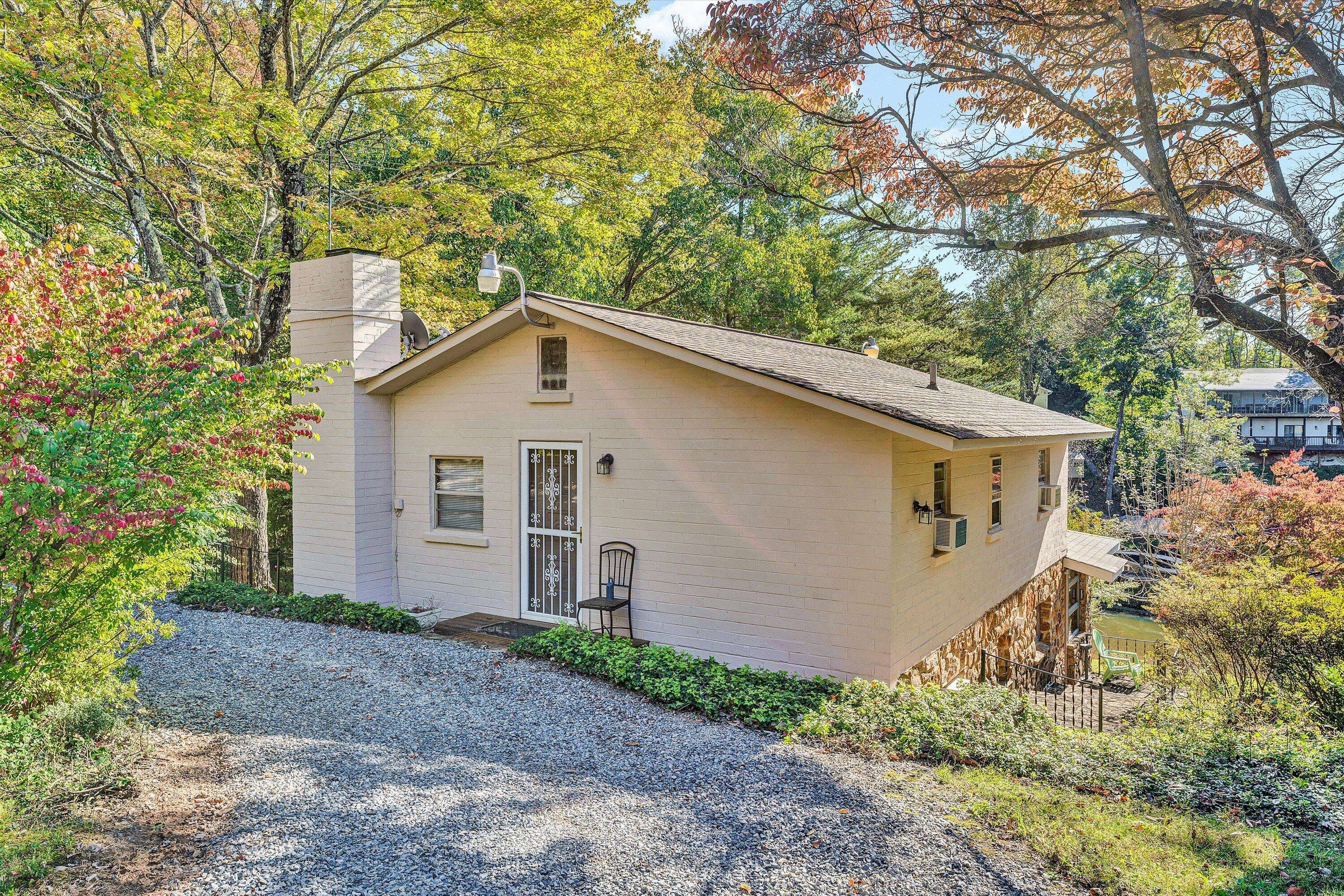 Moneta, VA 24121,1038 Lakeland Pines DR