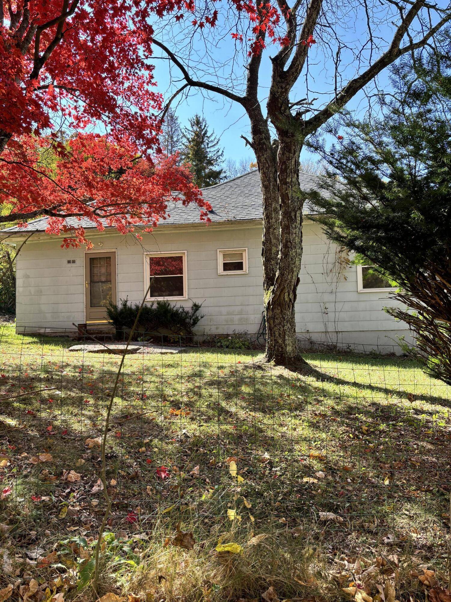 Warm Springs, VA 24484,136 Klondike DR